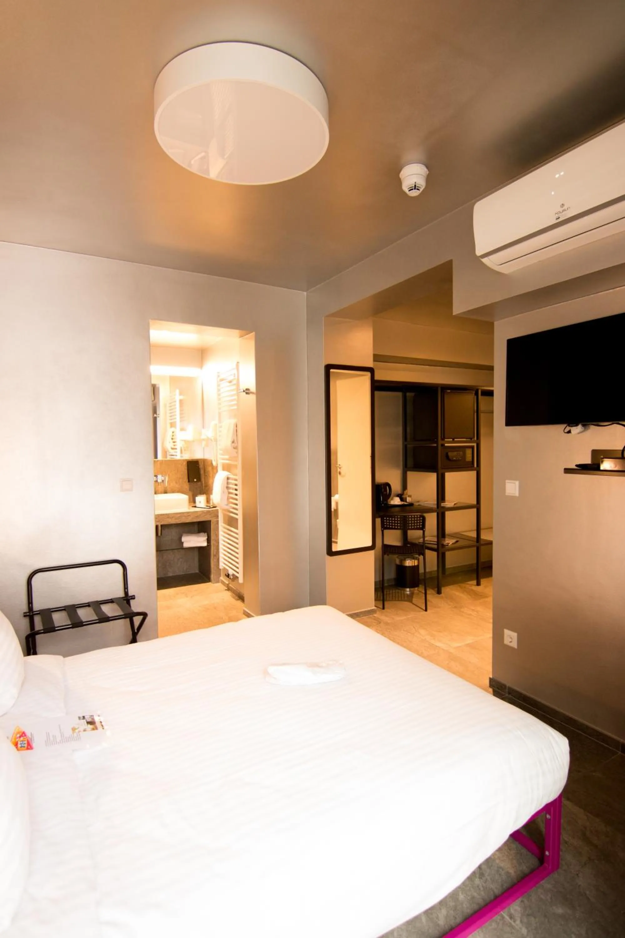 Bedroom, Bed in JJ32