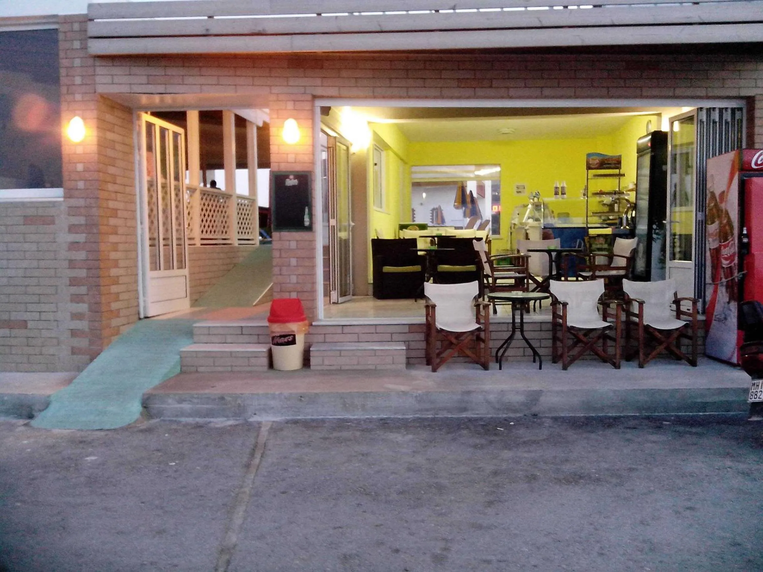 Restaurant/places to eat in Haris Apartments