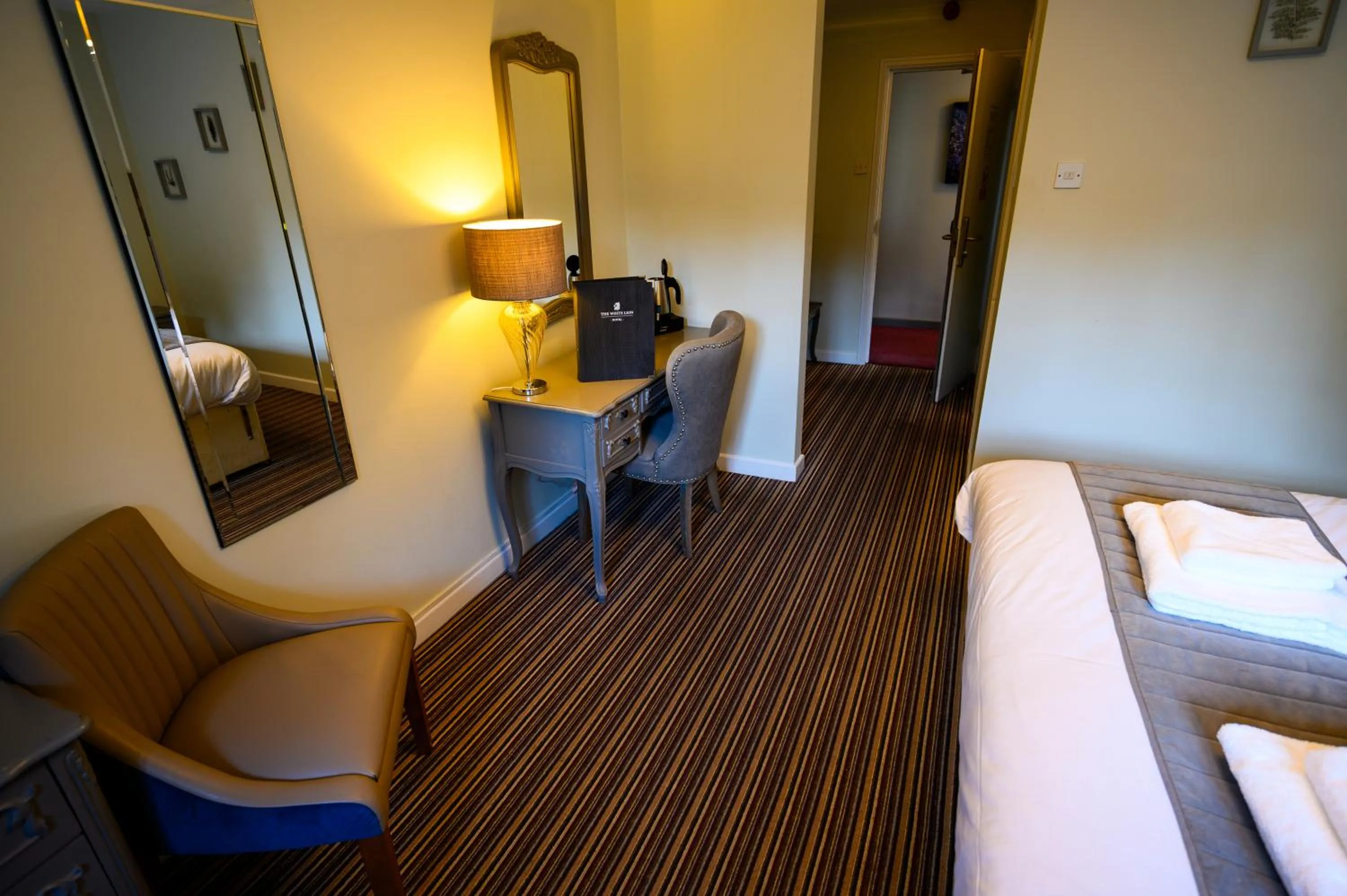 Seating area, Bed in White Lion Hotel