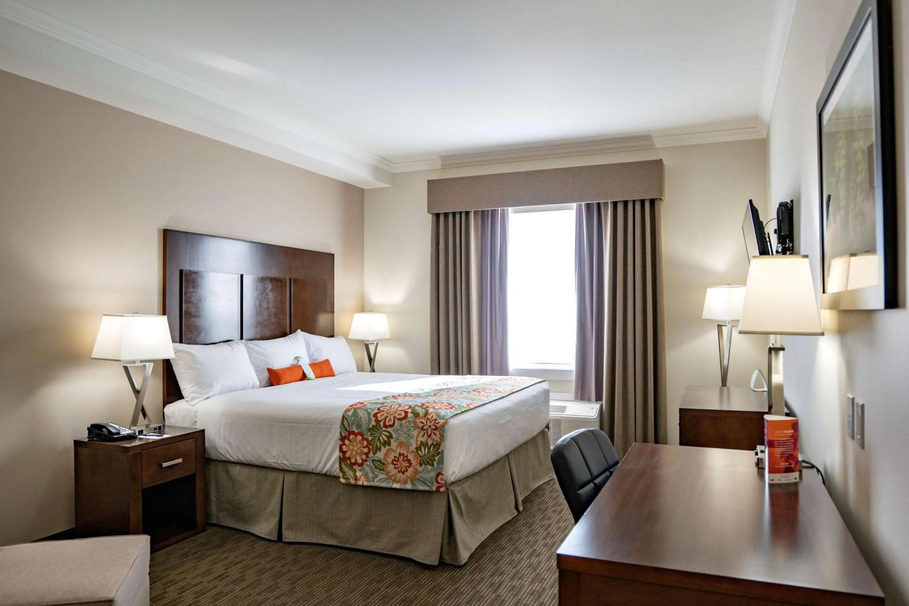 Shower, Bed in Coast Oliver Hotel