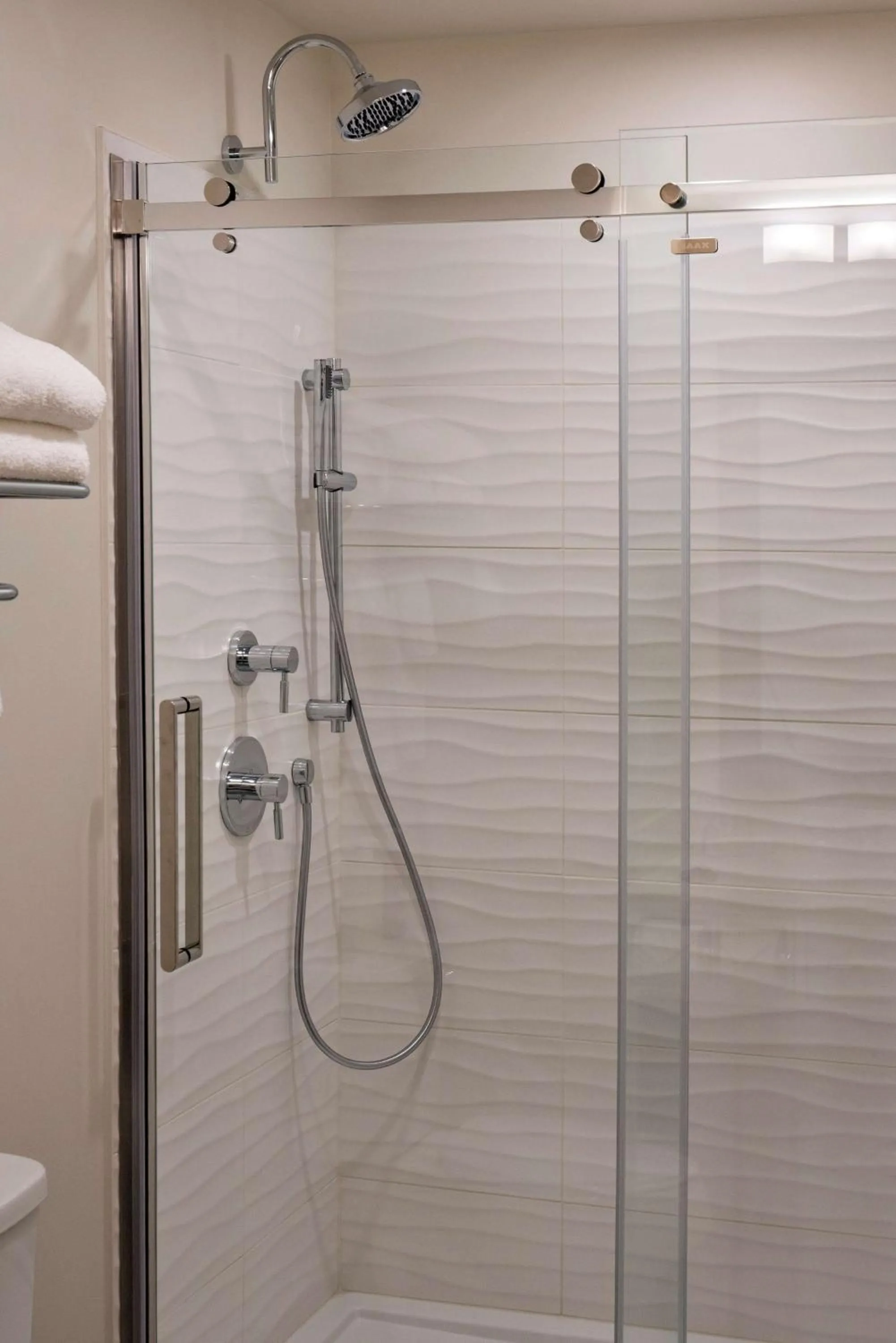 Shower in Coast Oliver Hotel