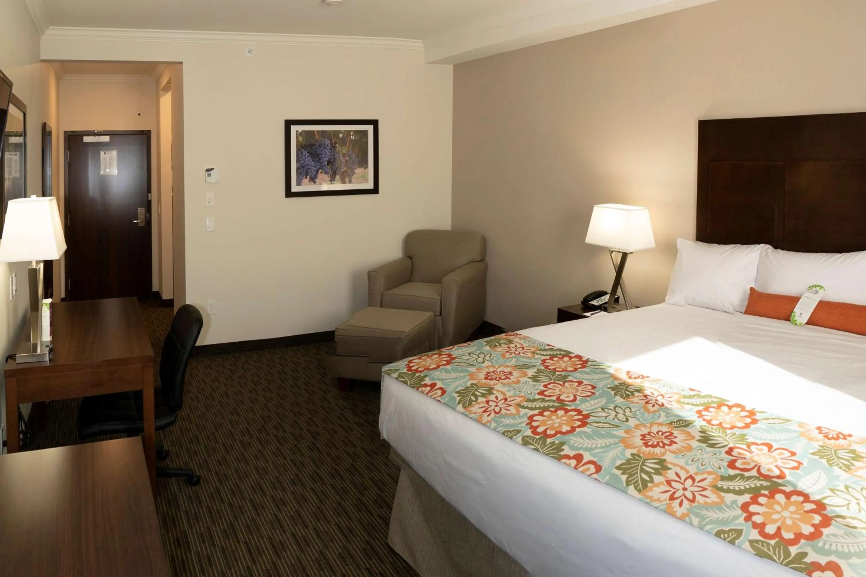 Shower, Bed in Coast Oliver Hotel