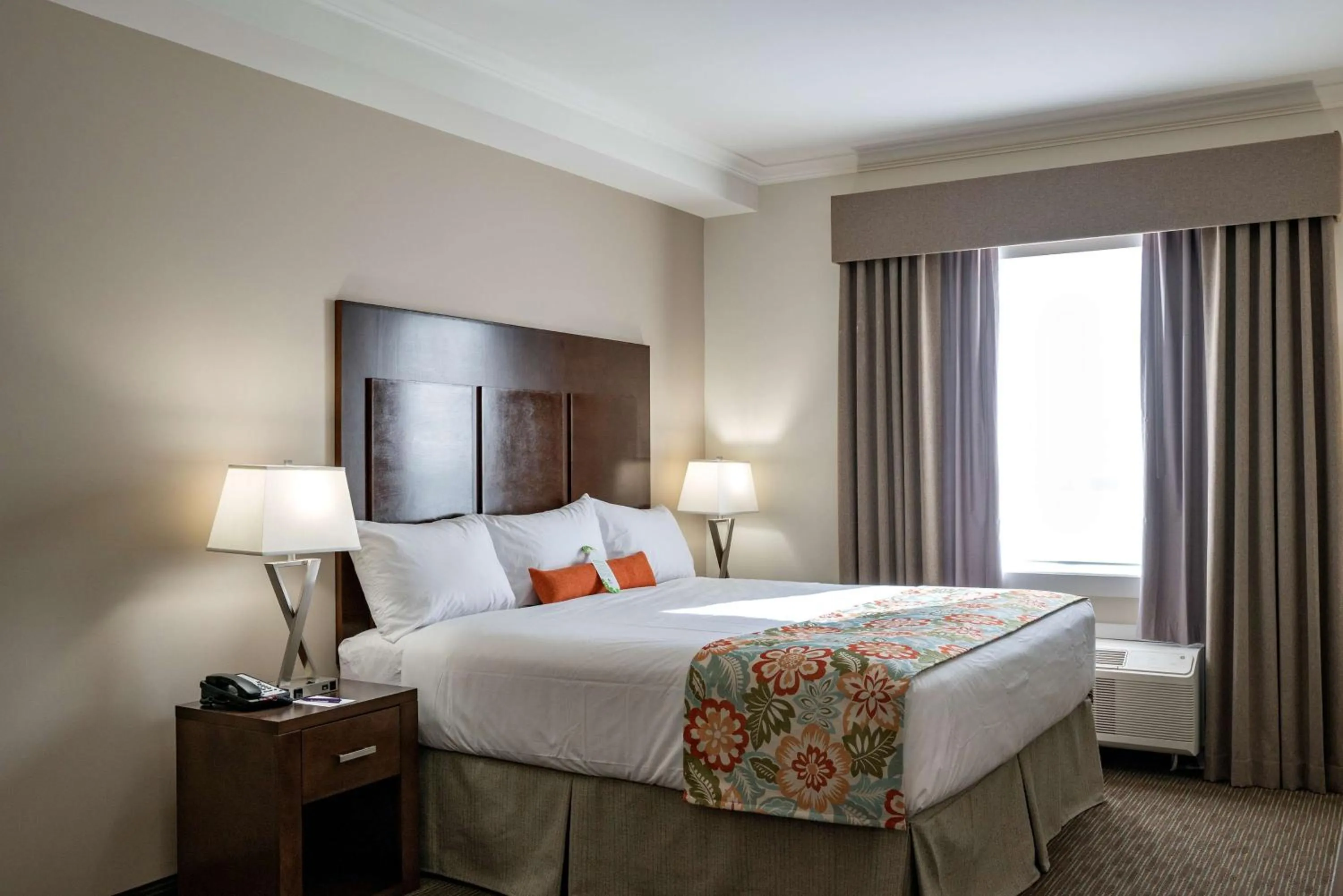 Shower, Bed in Coast Oliver Hotel