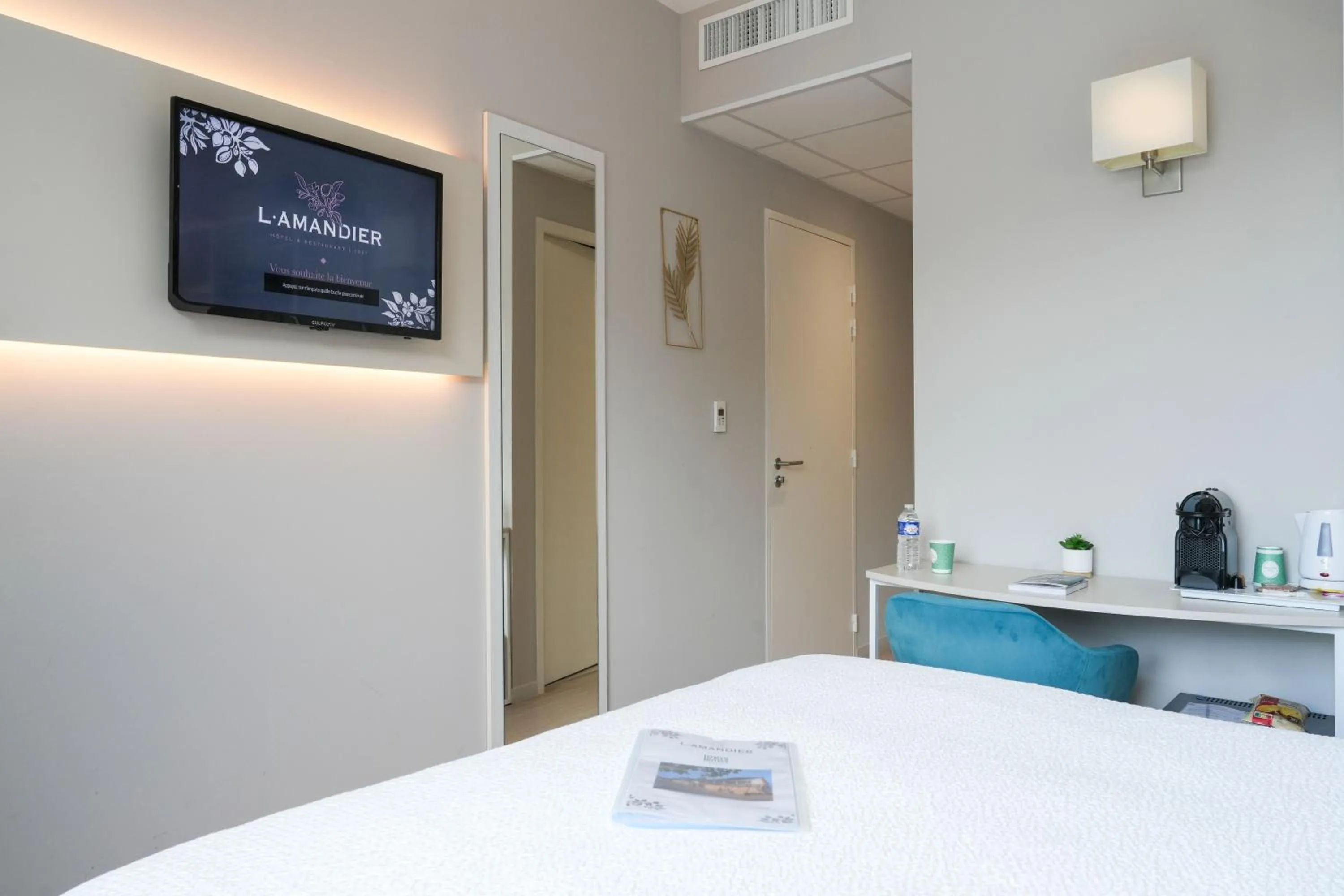 Bed in Logis Hôtel l'Amandier