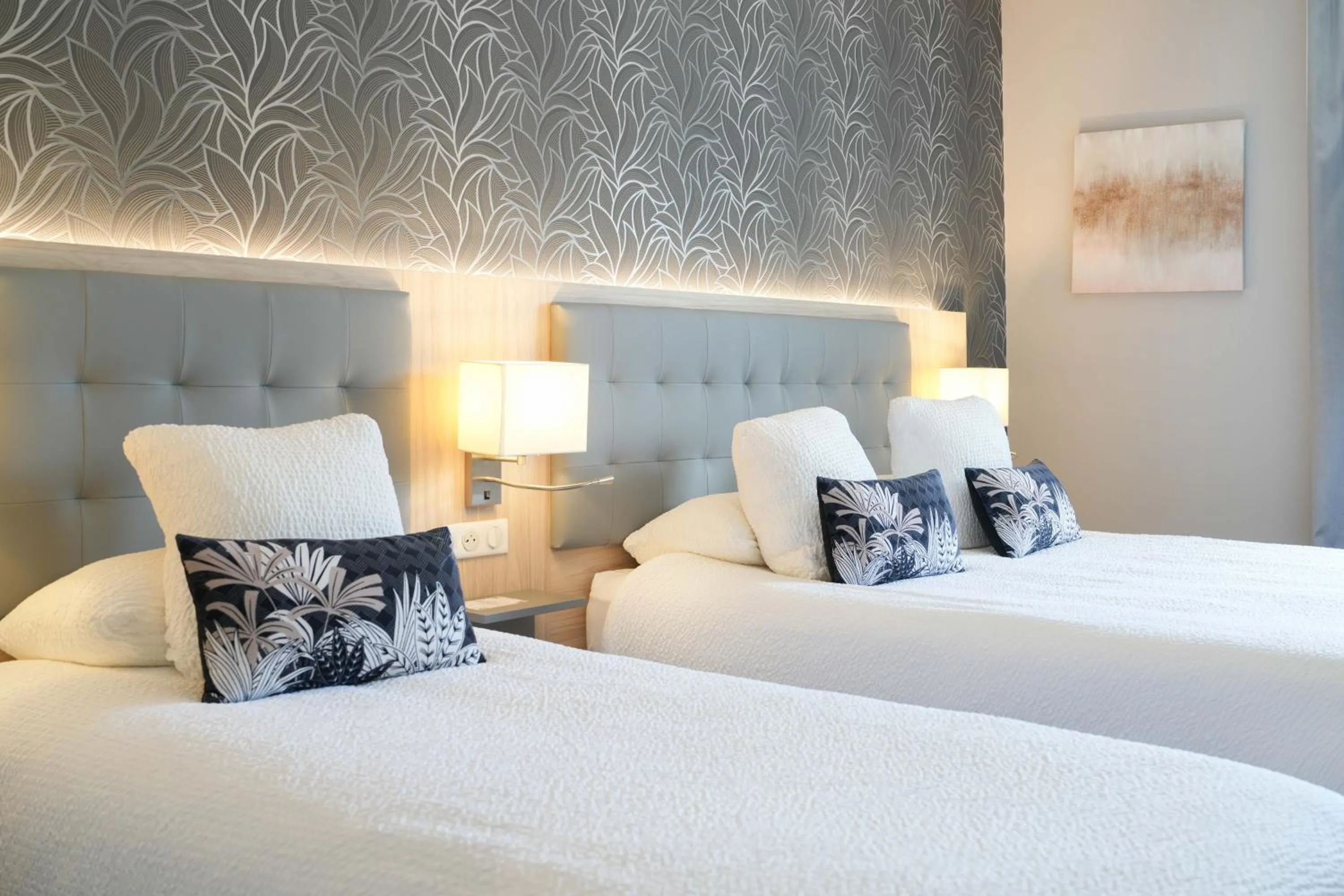 Bed in Logis Hôtel l'Amandier