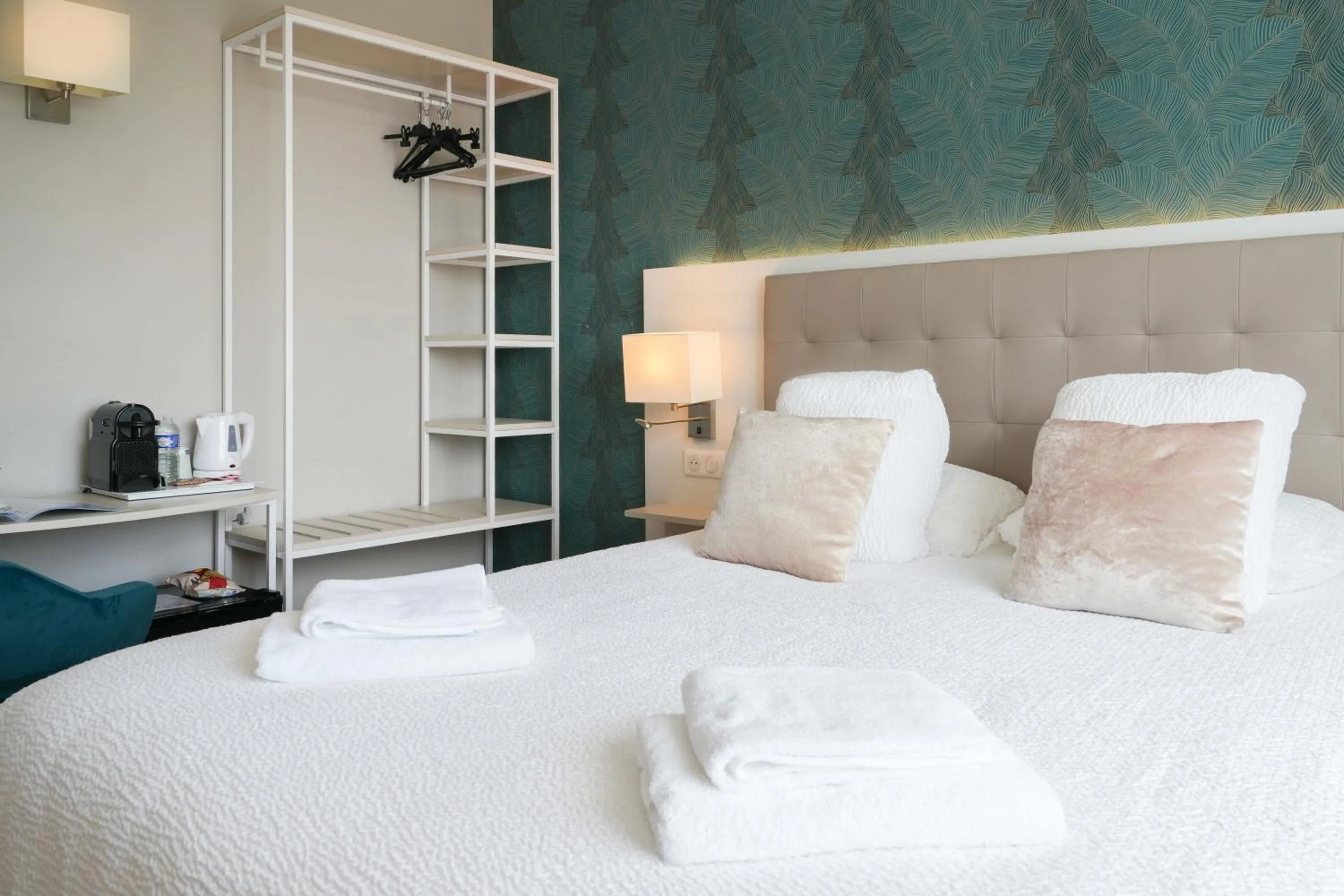 Bed in Logis Hôtel l'Amandier