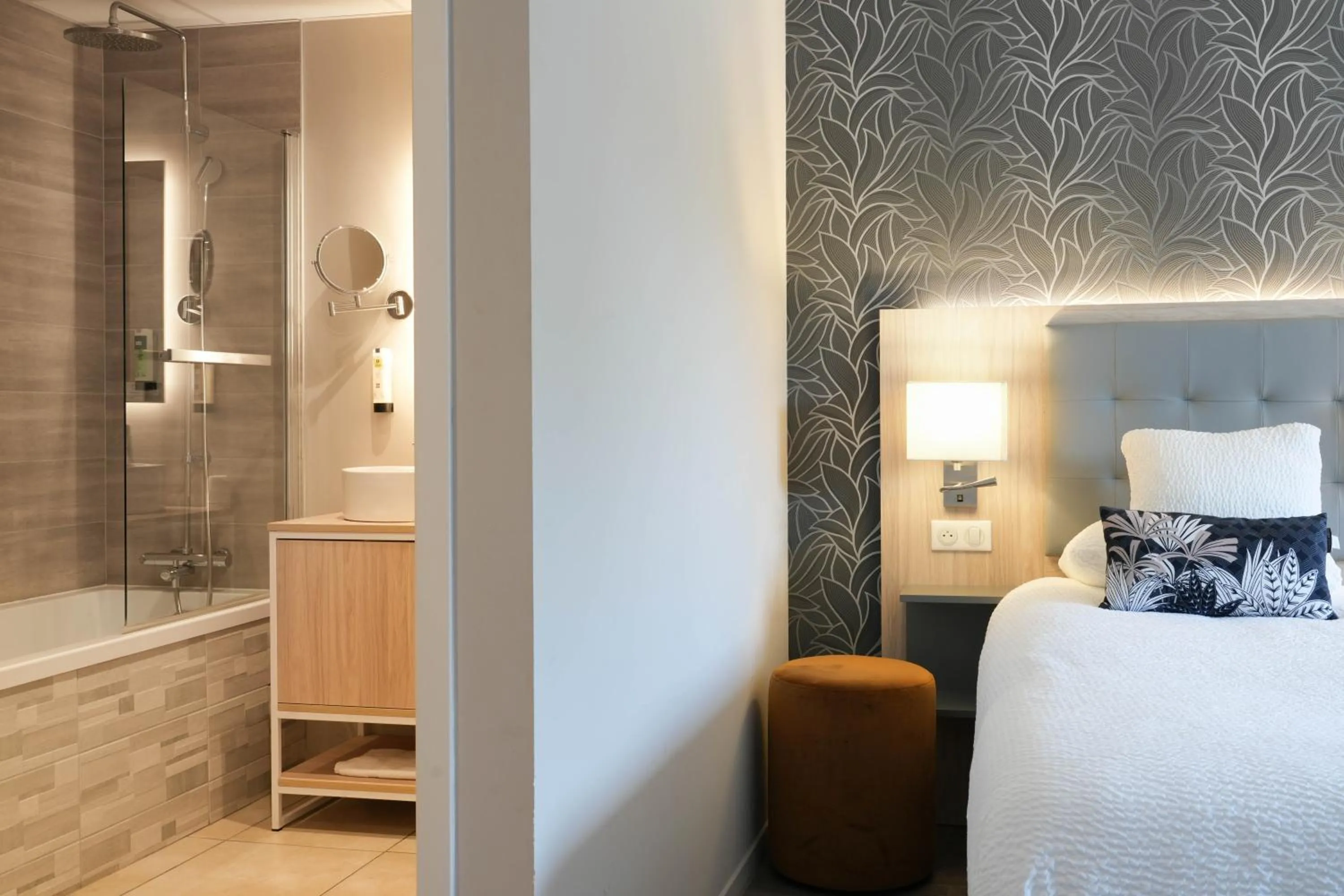 Bed in Logis Hôtel l'Amandier