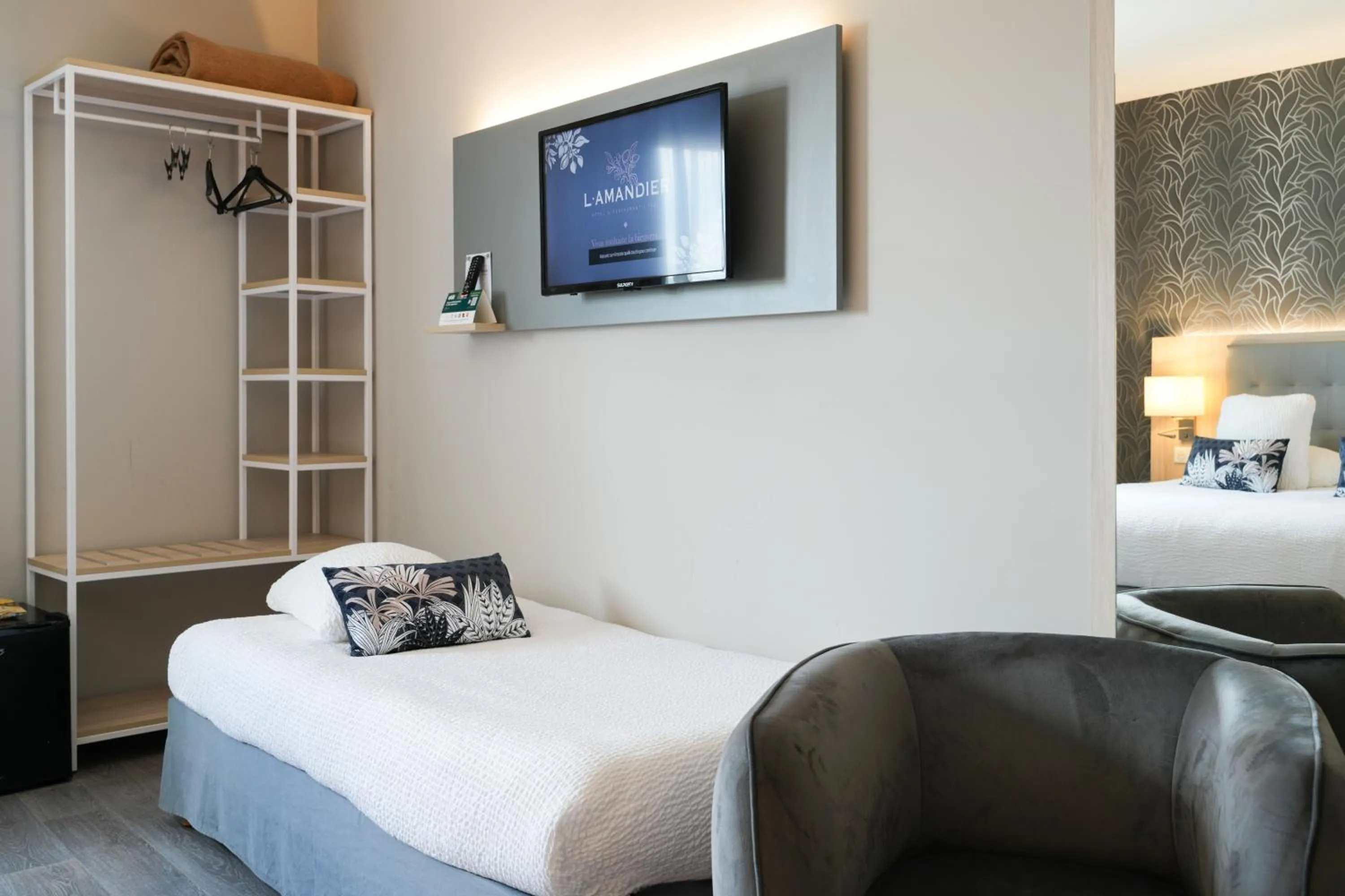 Bed in Logis Hôtel l'Amandier