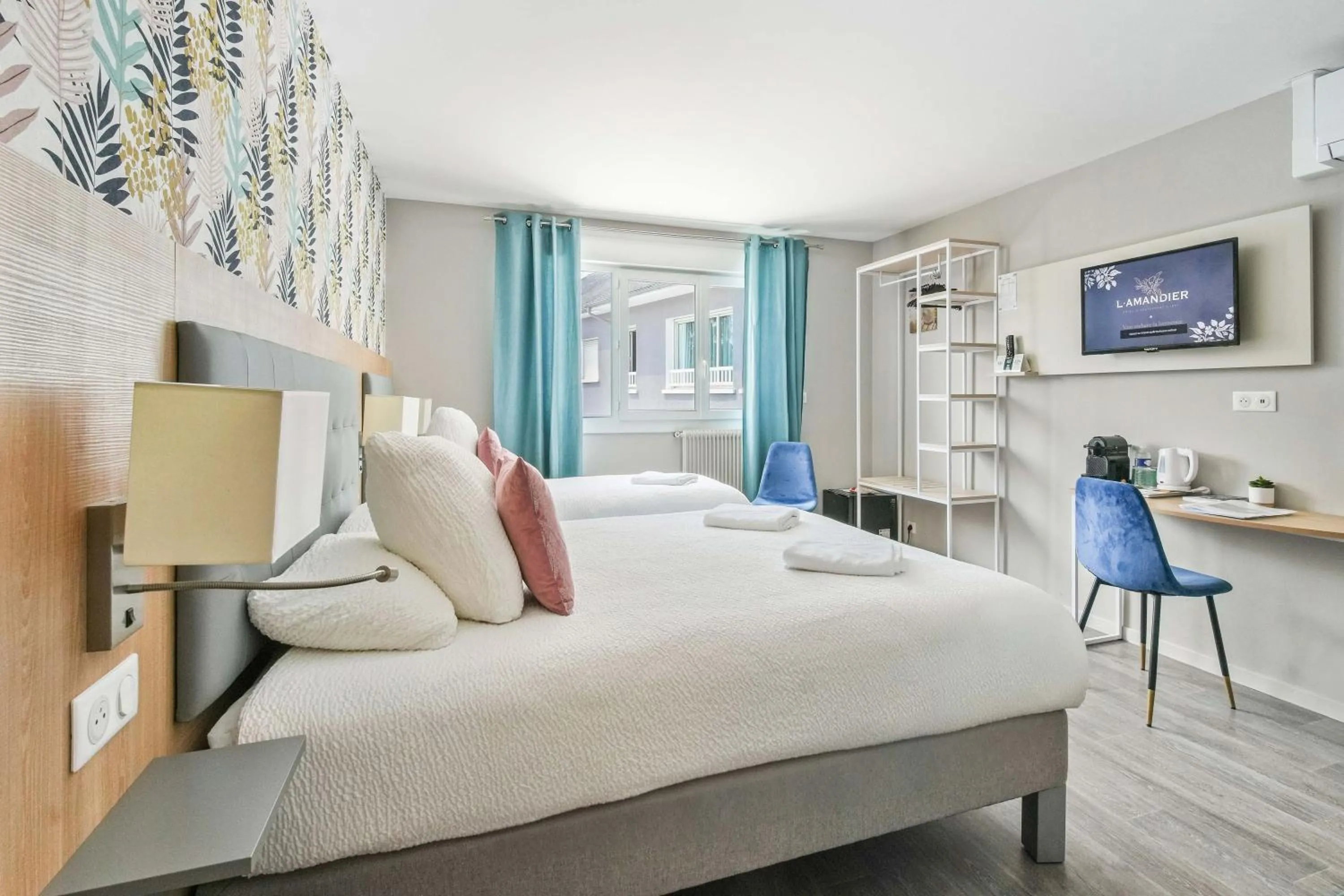 Bed in Logis Hôtel l'Amandier