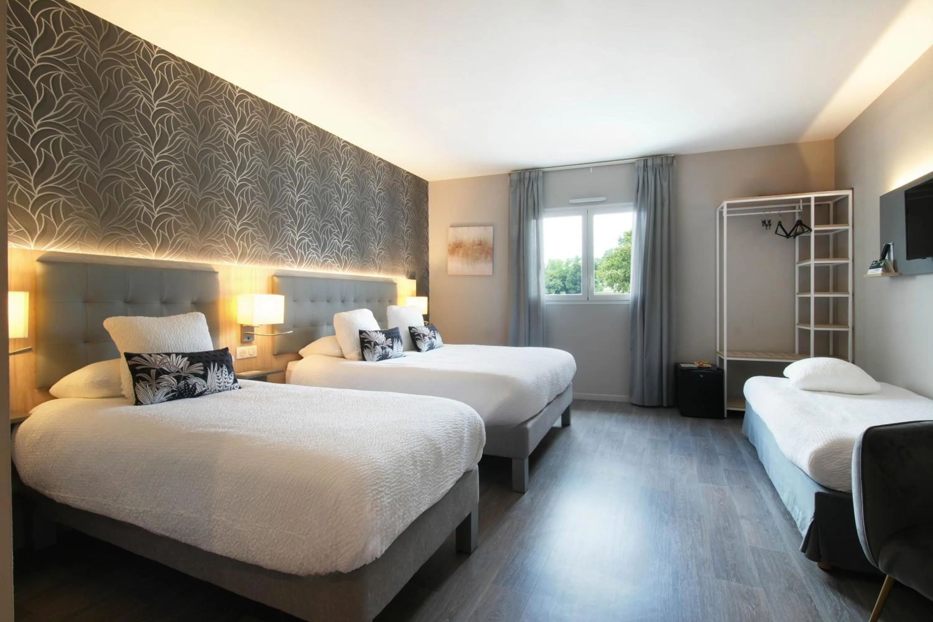 Bed in Logis Hôtel l'Amandier