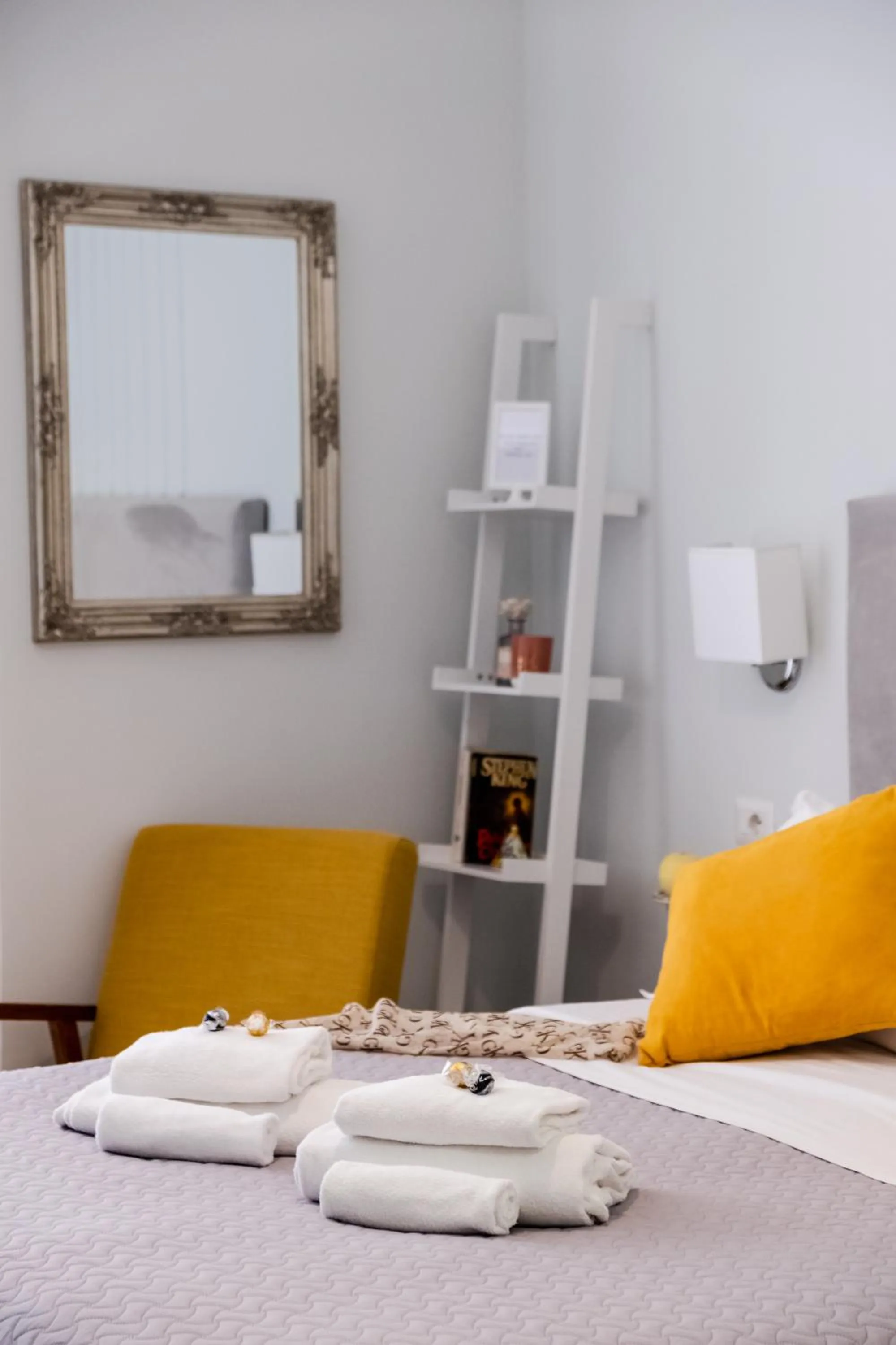 Photo of the whole room, Bed in Eighty Four Rooms