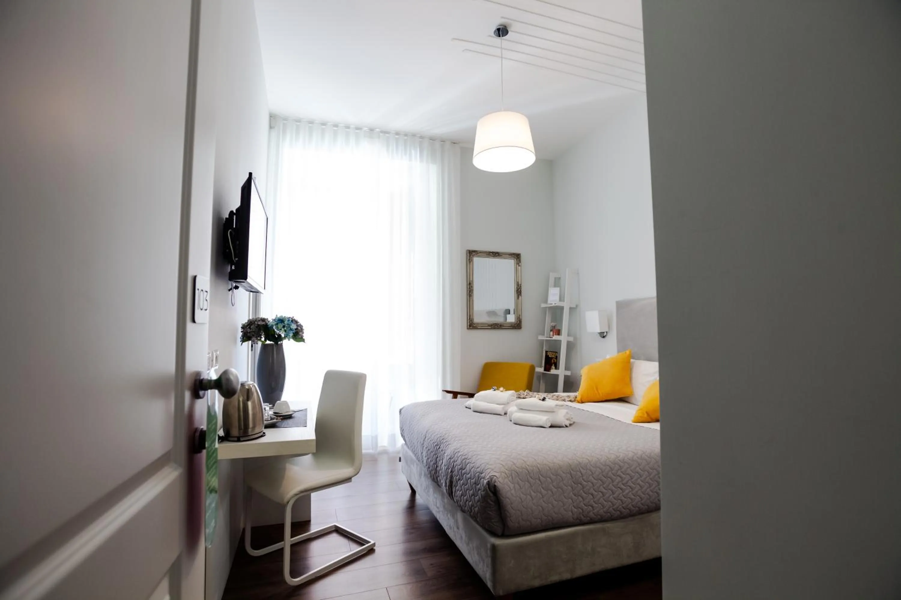 Photo of the whole room, Bed in Eighty Four Rooms