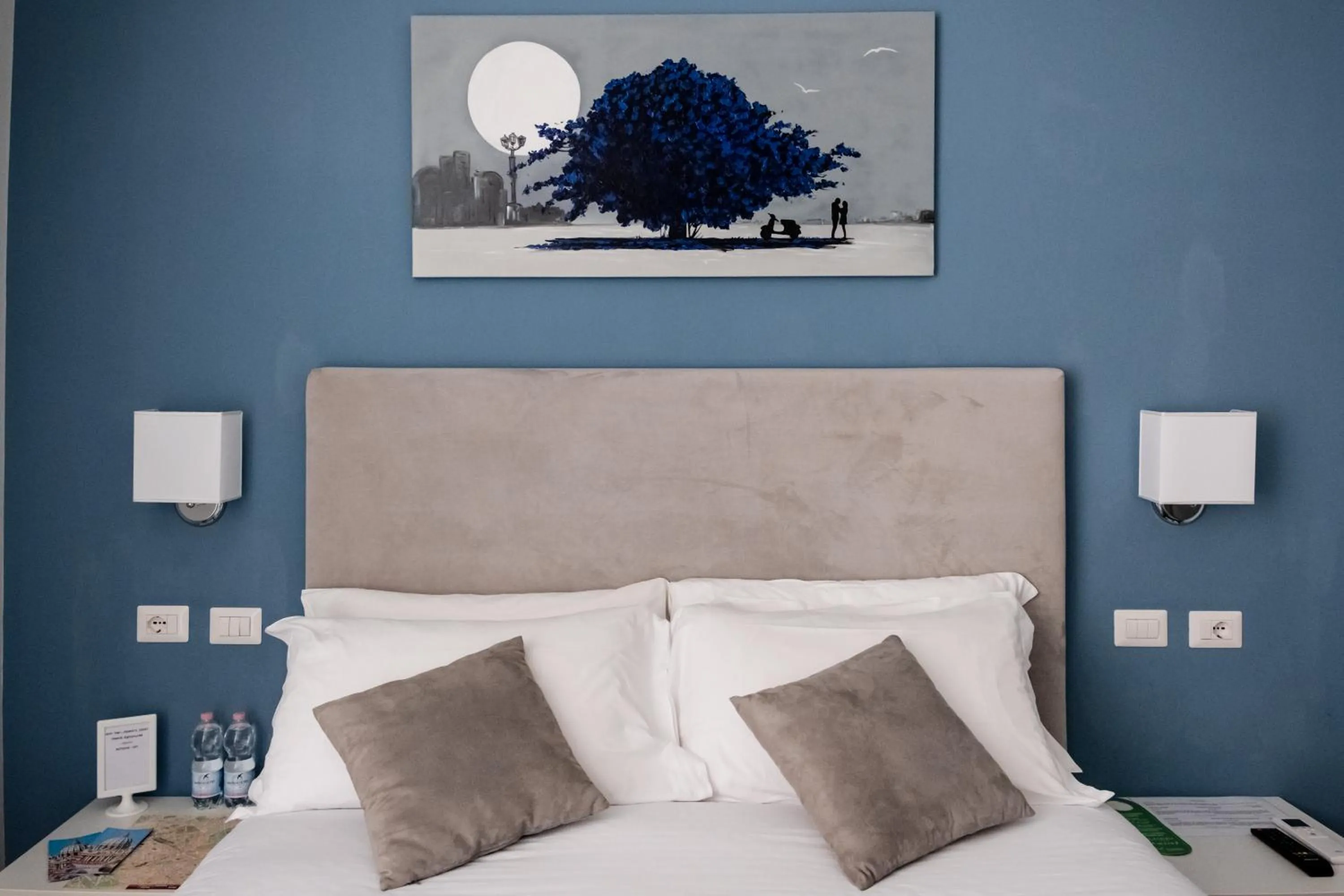 Photo of the whole room, Bed in Eighty Four Rooms