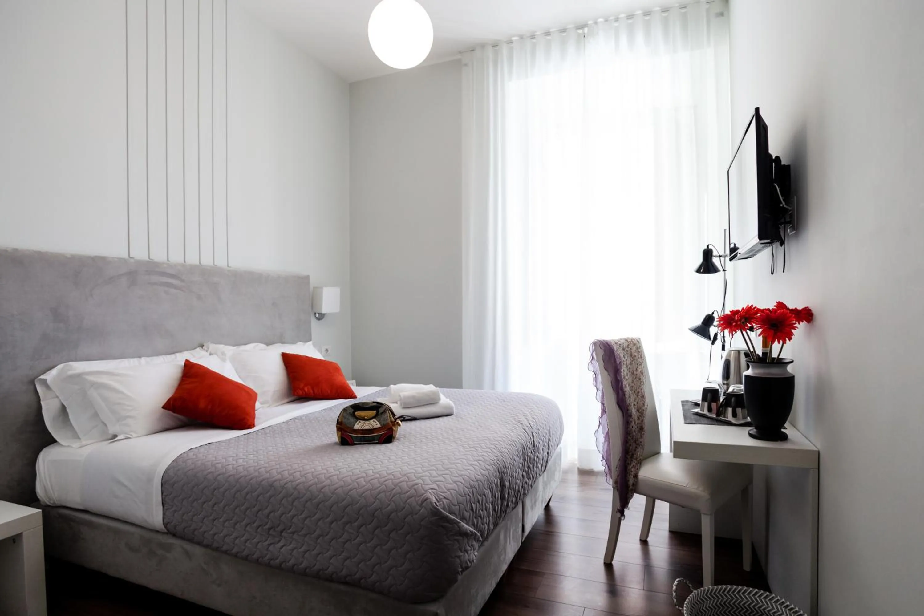 Photo of the whole room, Bed in Eighty Four Rooms