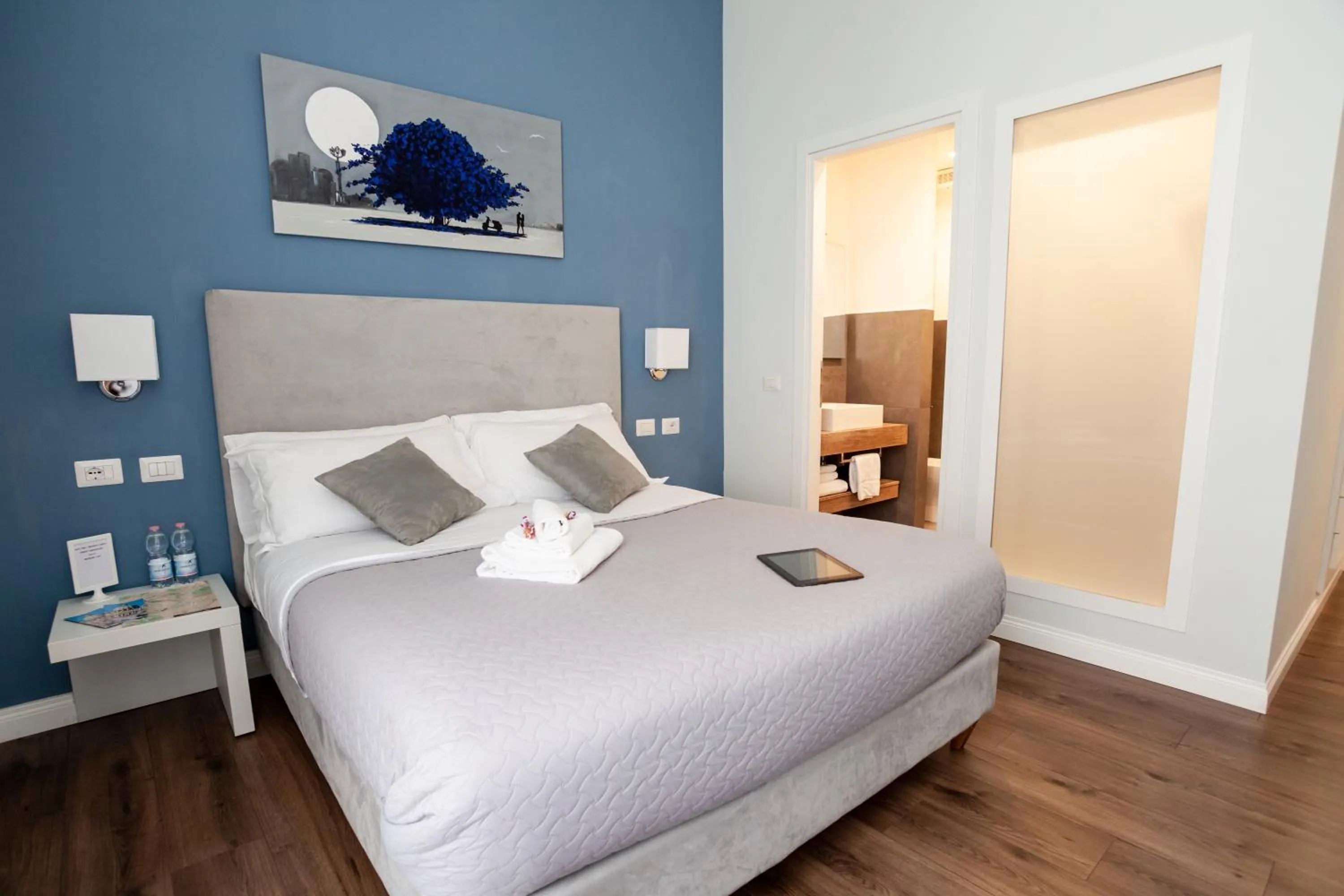 Photo of the whole room, Bed in Eighty Four Rooms