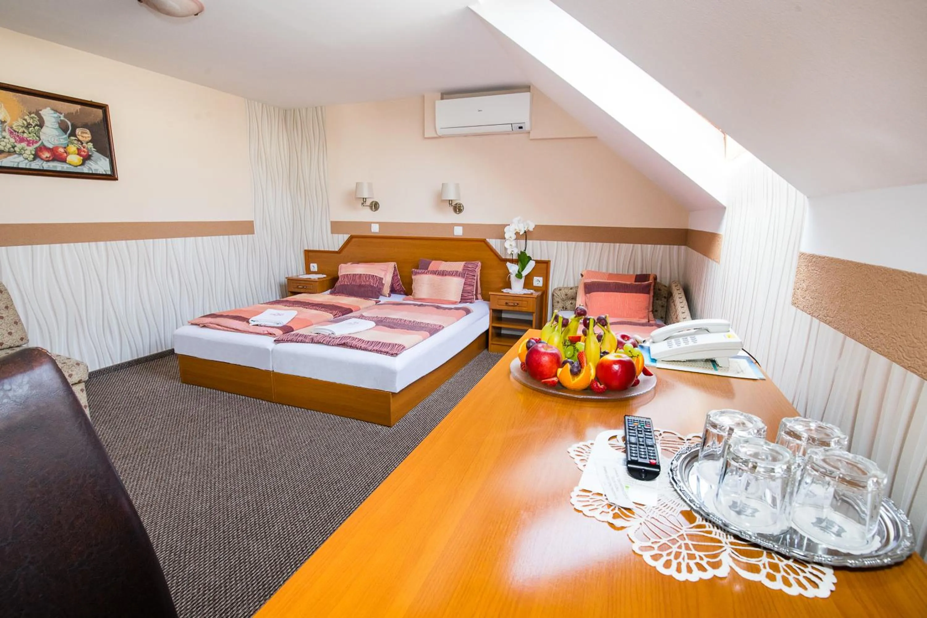 Photo of the whole room, Bed in Tinódi Fogadó