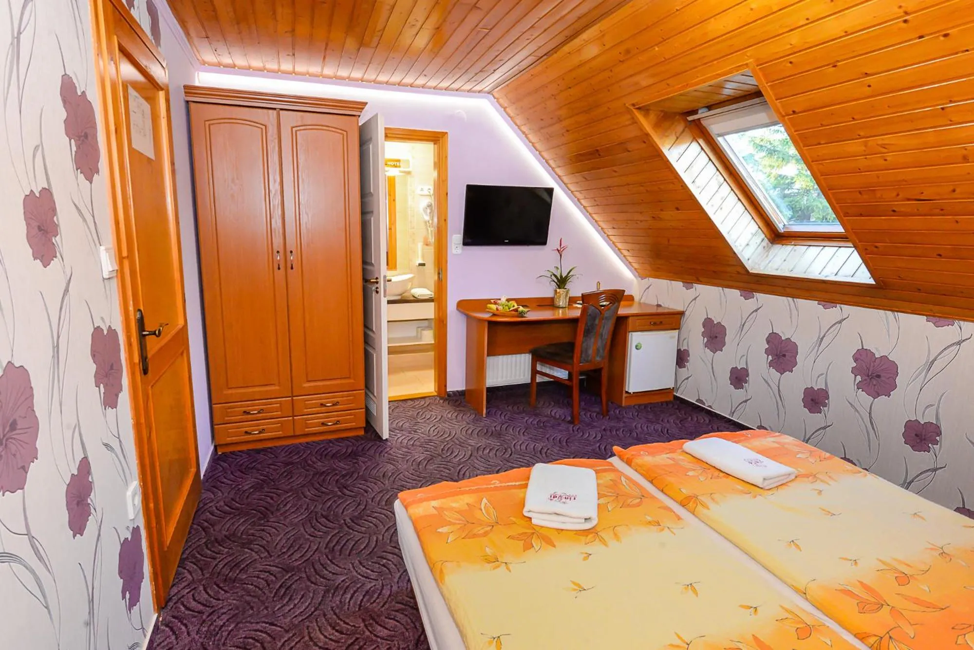 Photo of the whole room, Bed in Tinódi Fogadó