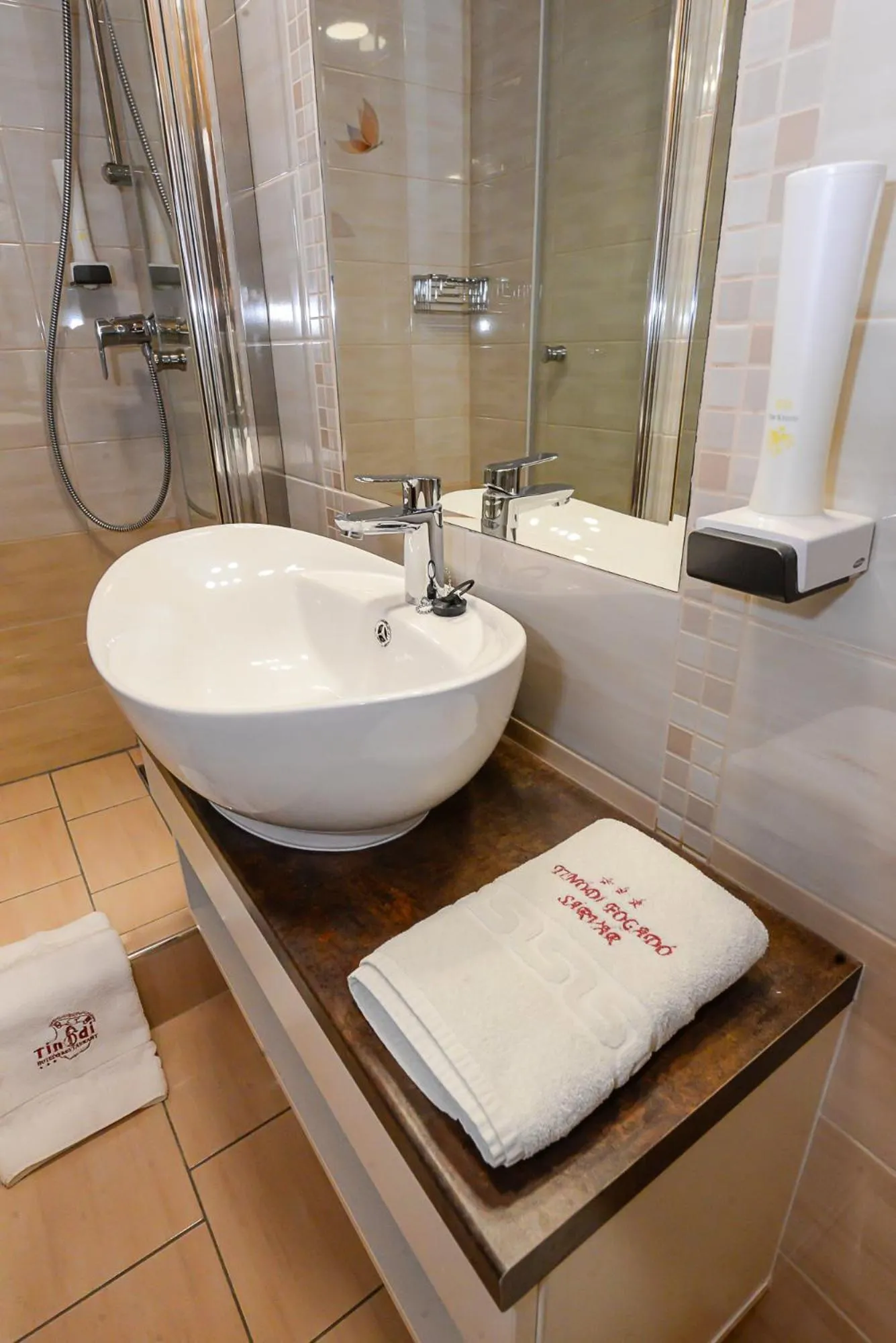 Bathroom in Tinódi Fogadó