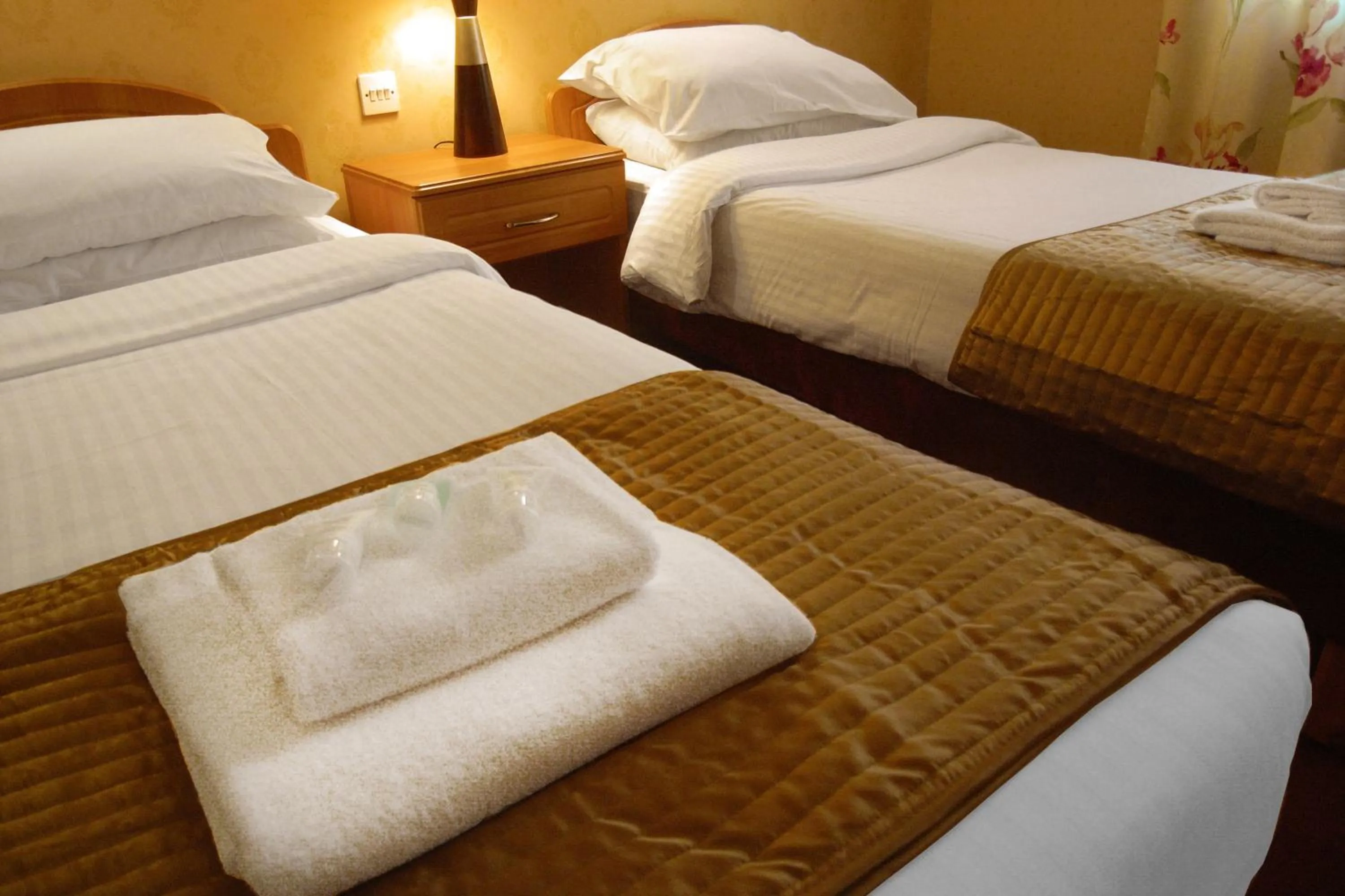 Bed in Royal Mackintosh Hotel