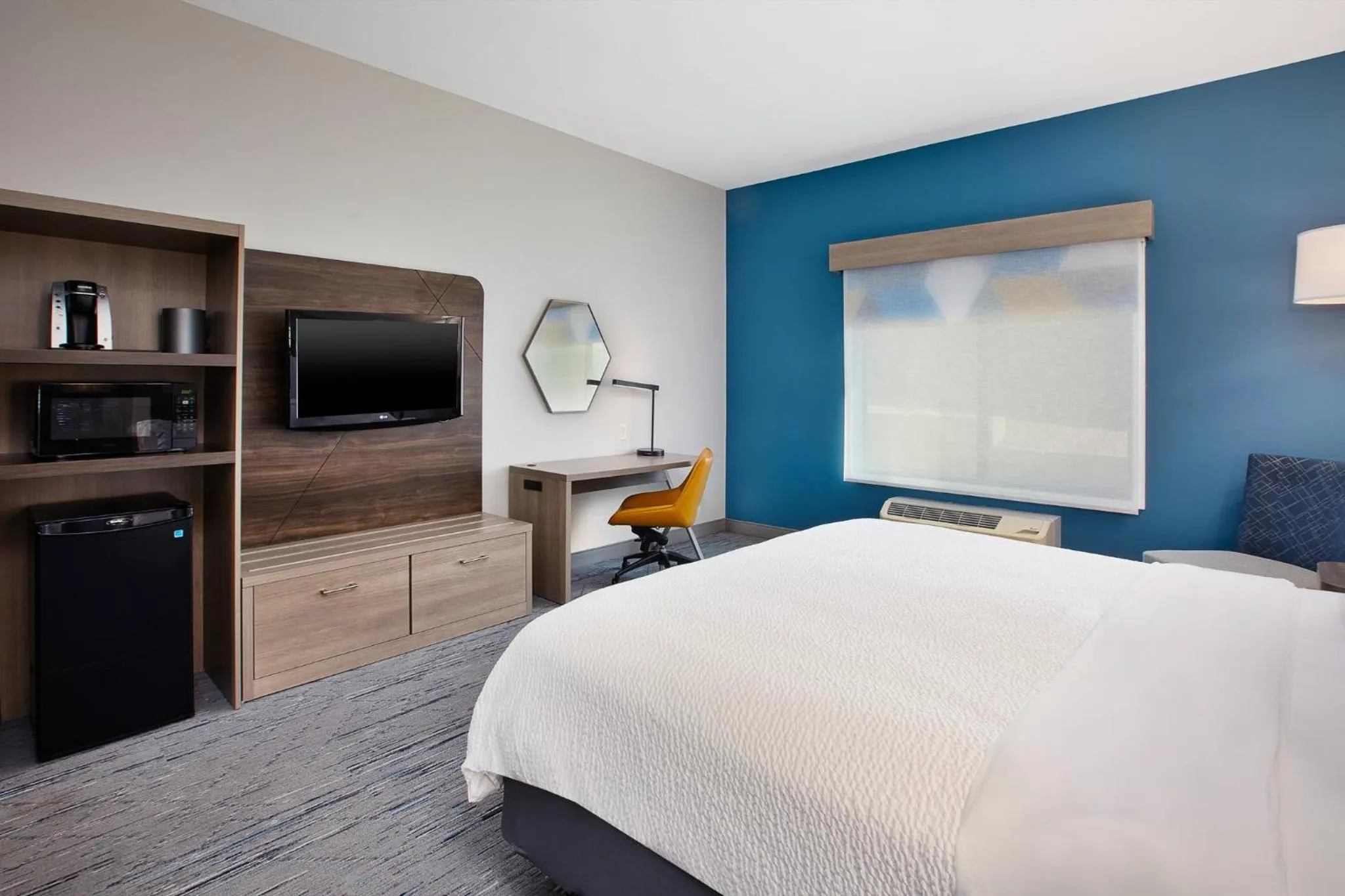 Photo of the whole room, Bed in Holiday Inn Express & Suites Sioux Falls Southwest by IHG