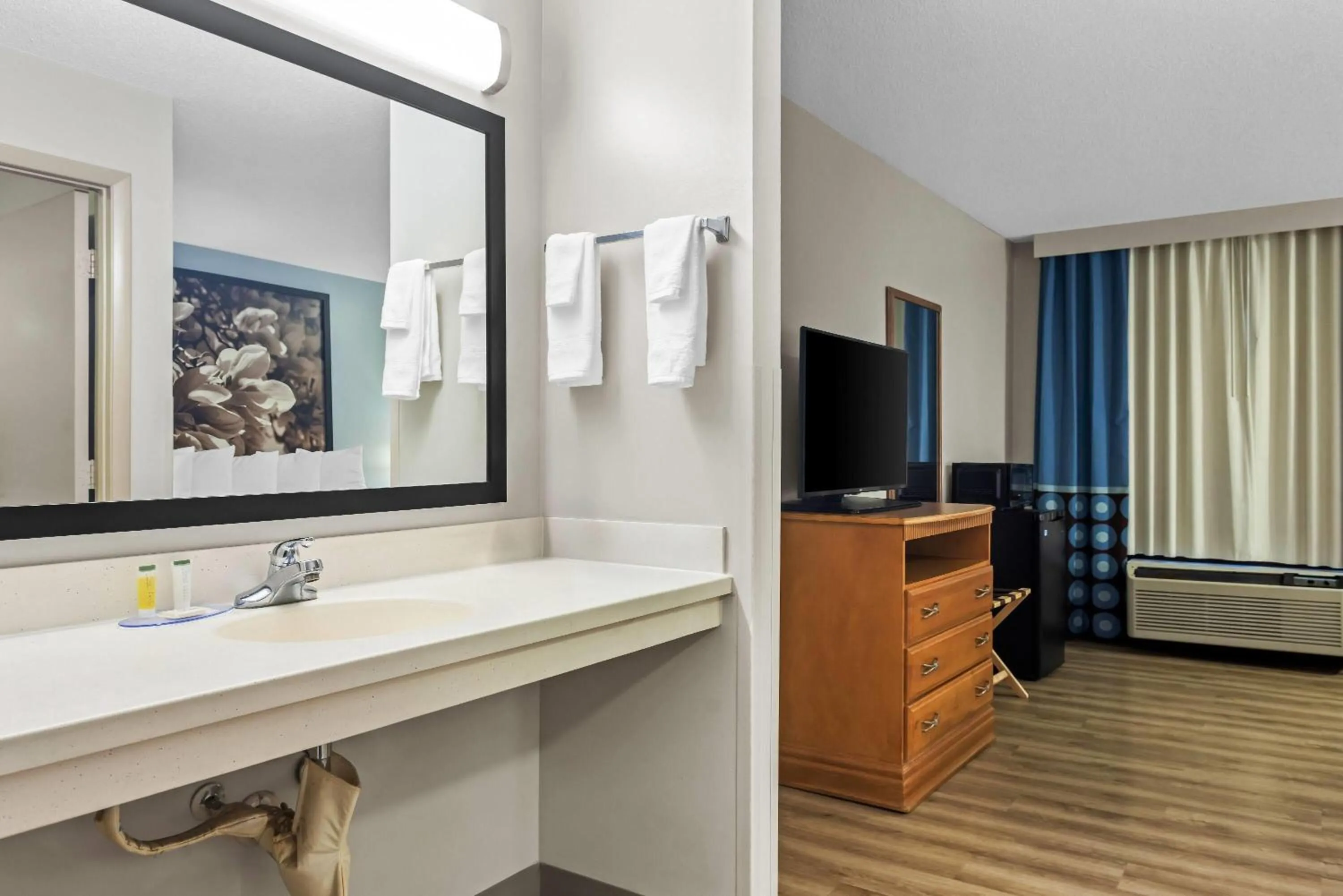 Bed in Super 8 by Wyndham Valdosta GA I-75