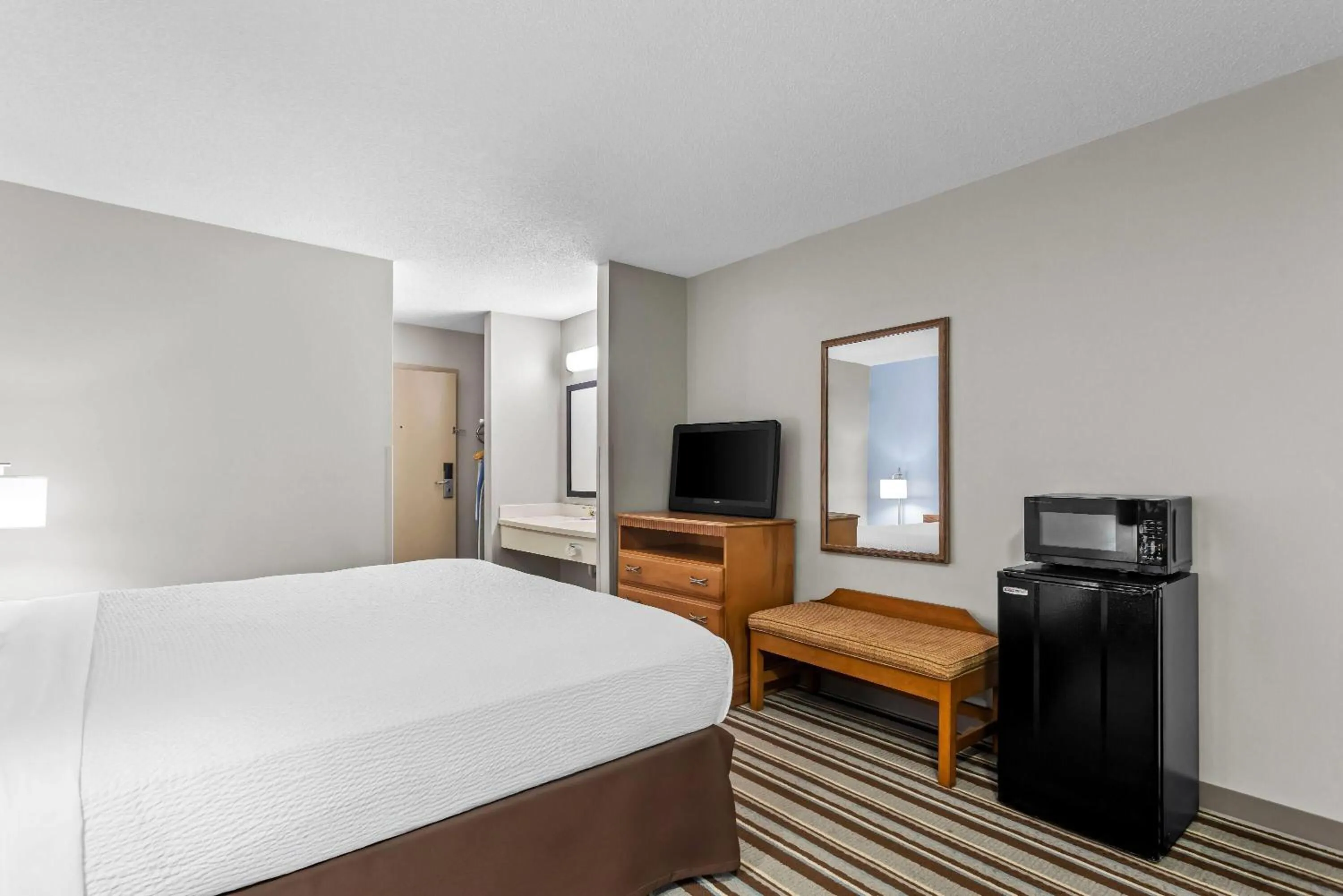 Bed in Super 8 by Wyndham Valdosta GA I-75