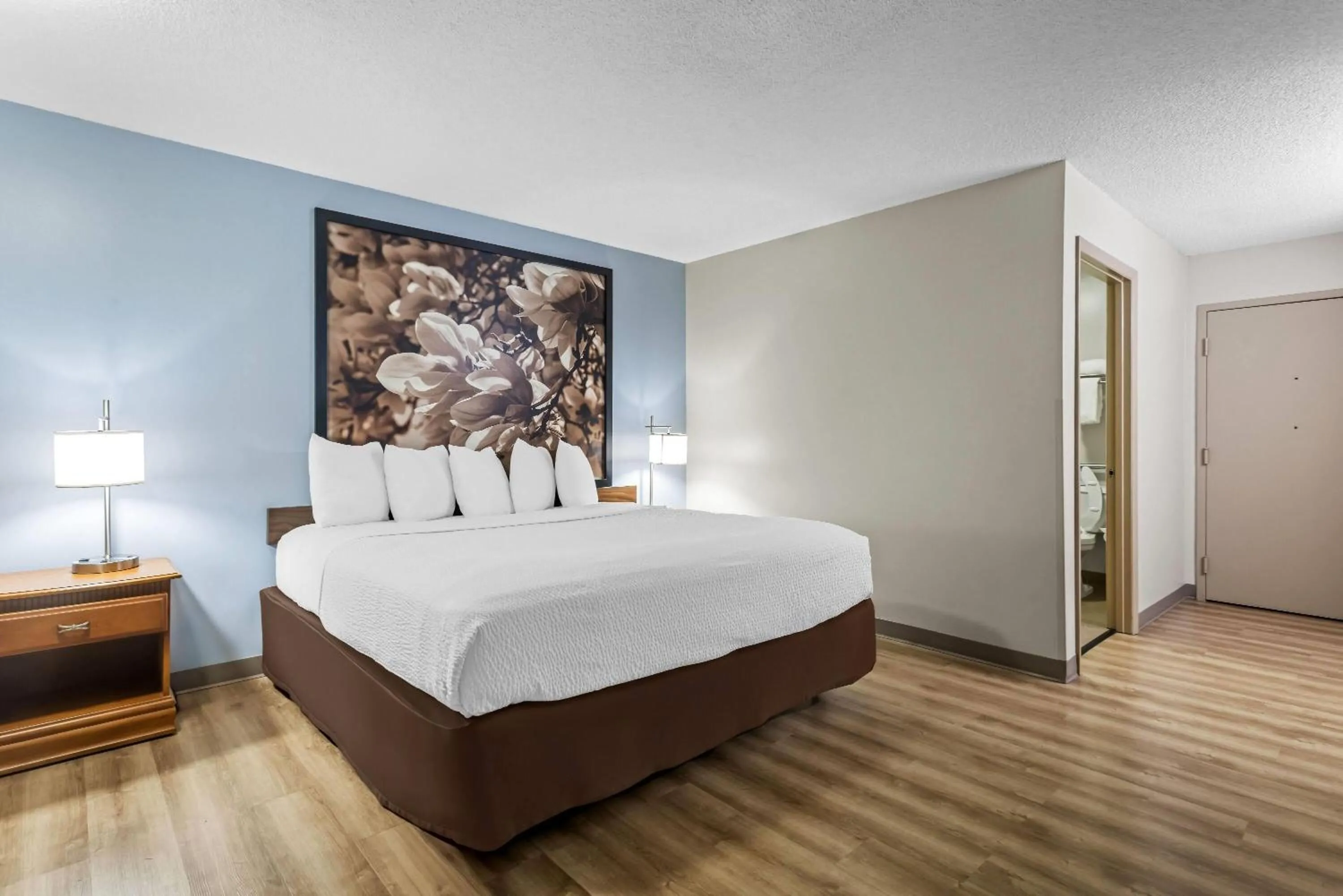 Bed in Super 8 by Wyndham Valdosta GA I-75