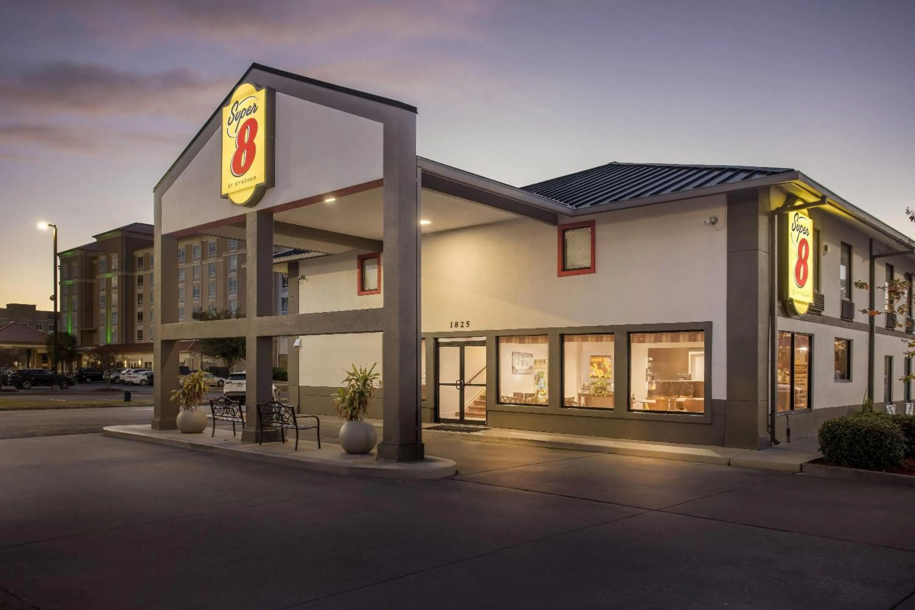 Property building in Super 8 by Wyndham Valdosta GA I-75