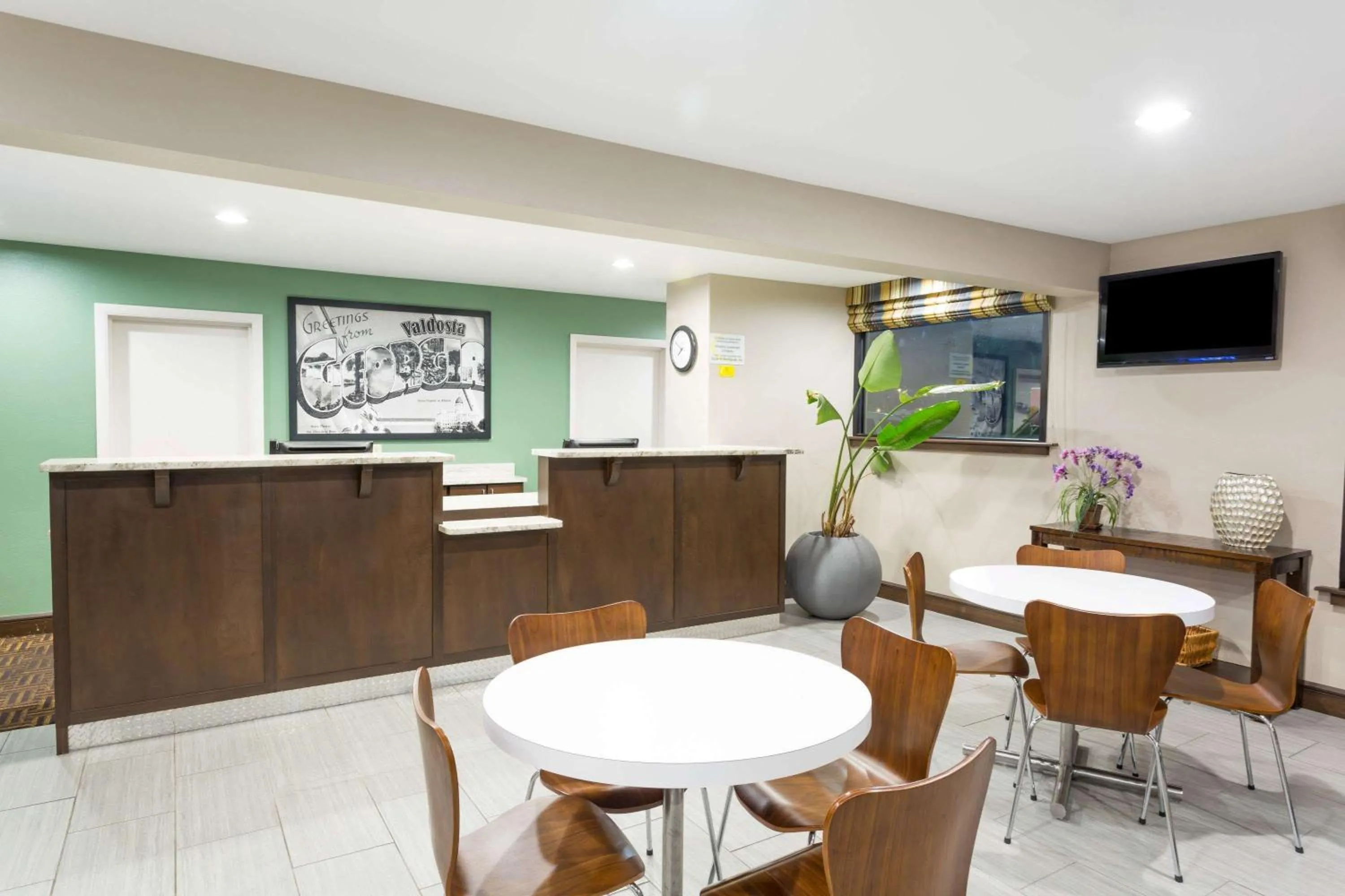 Lobby or reception in Super 8 by Wyndham Valdosta GA I-75