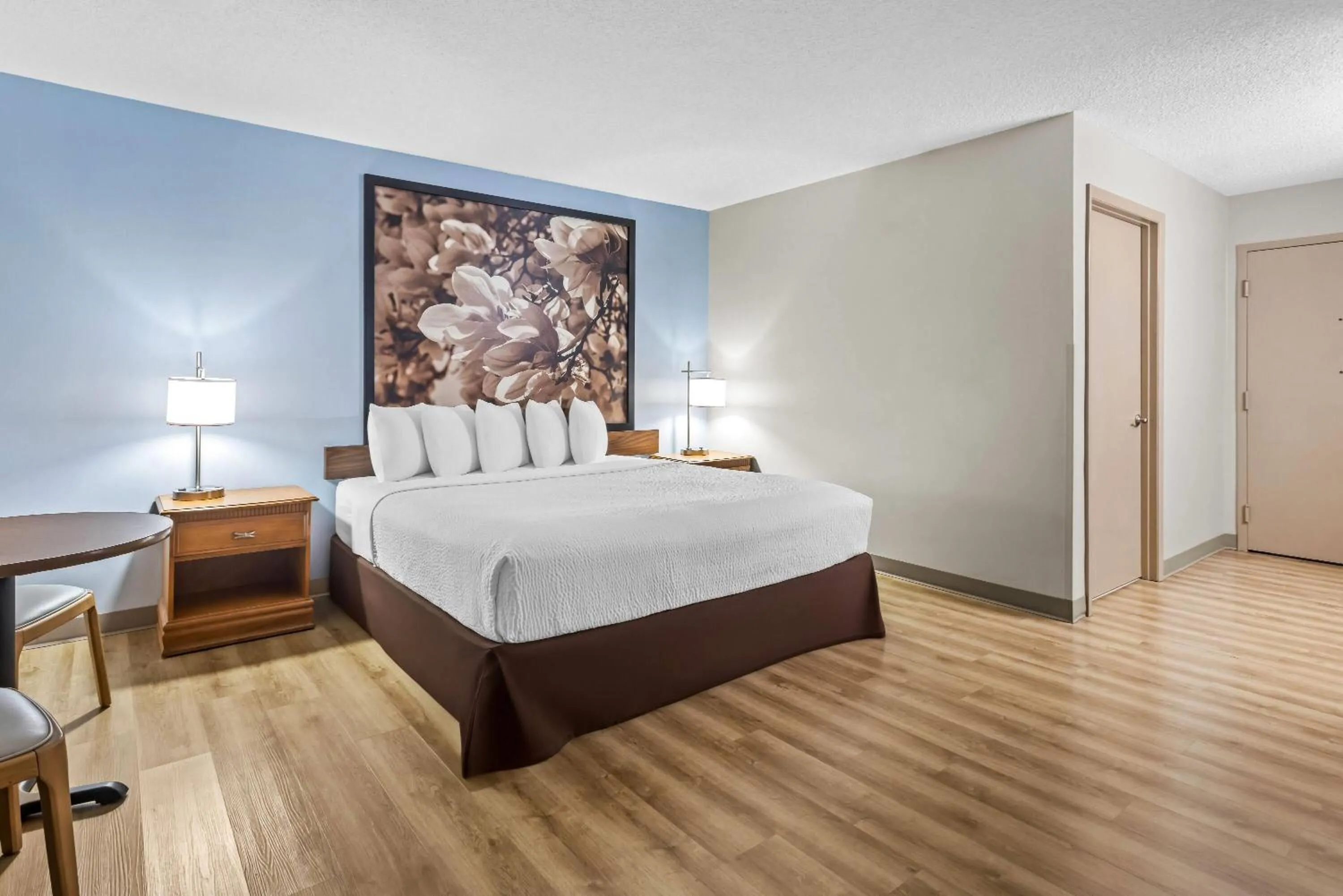 Bed in Super 8 by Wyndham Valdosta GA I-75