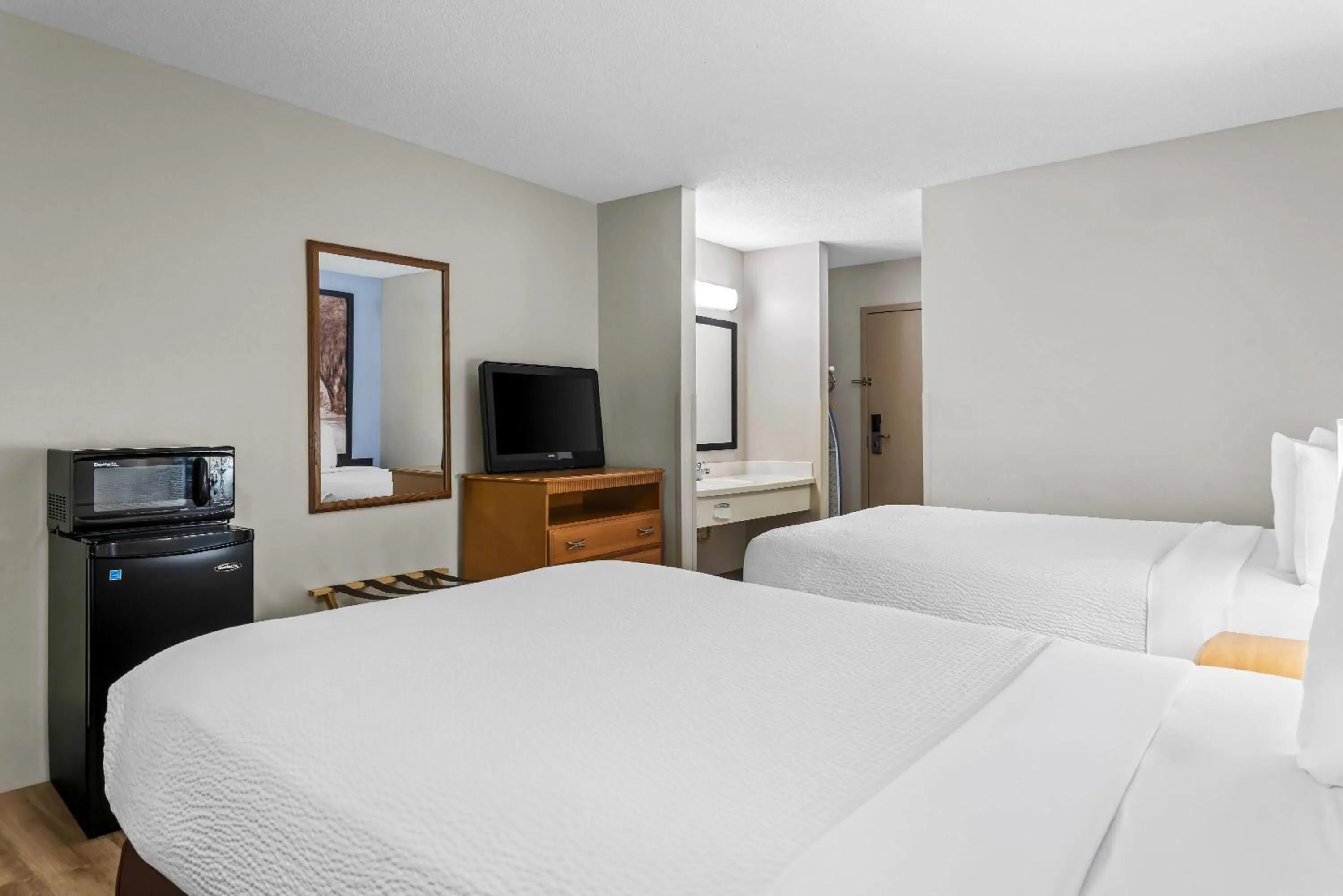 Bed in Super 8 by Wyndham Valdosta GA I-75