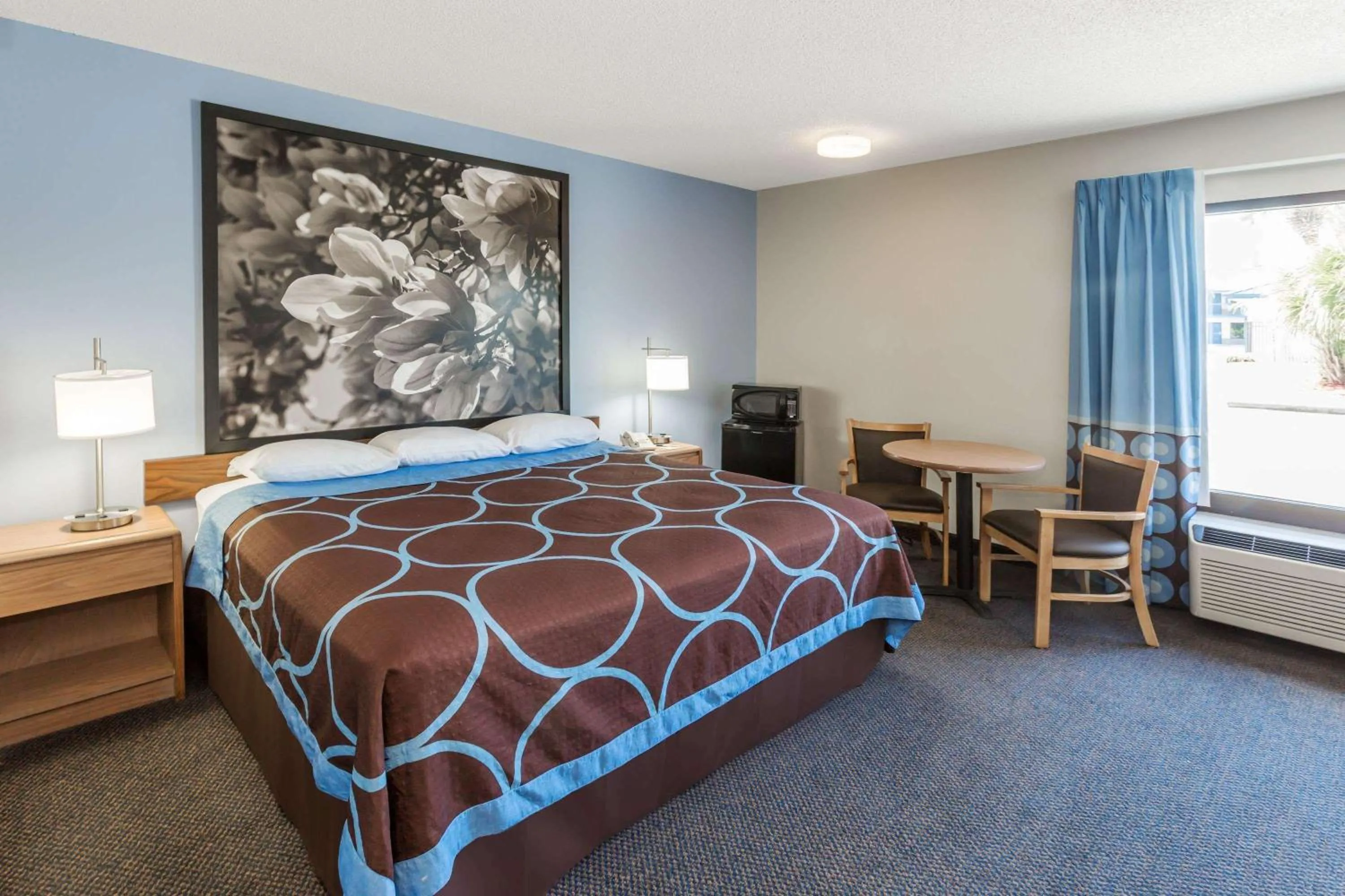 On site, Bed in Super 8 by Wyndham Valdosta GA I-75