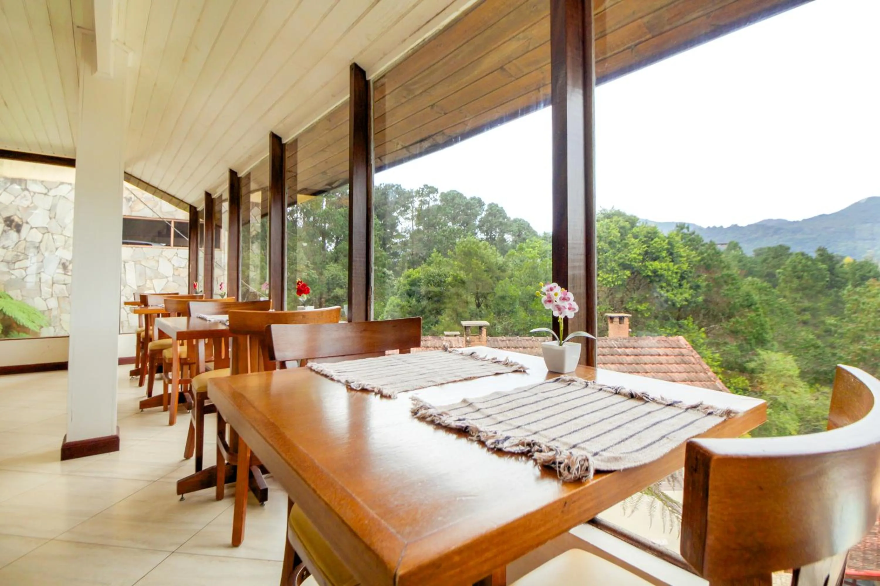 Restaurant/places to eat in VELINN Hotel Ninho do Falcão