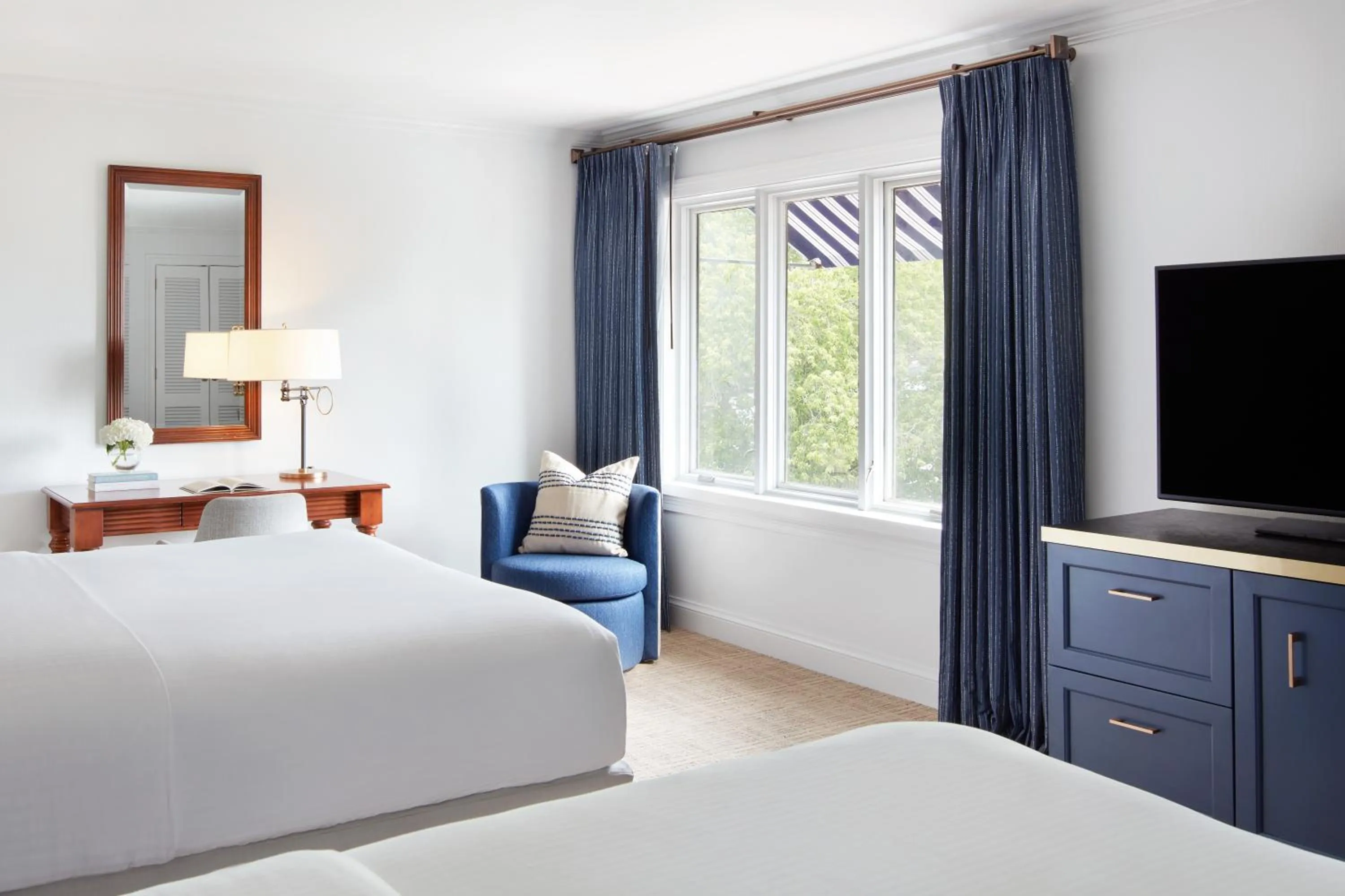 Bedroom, Bed in The Tides Inn