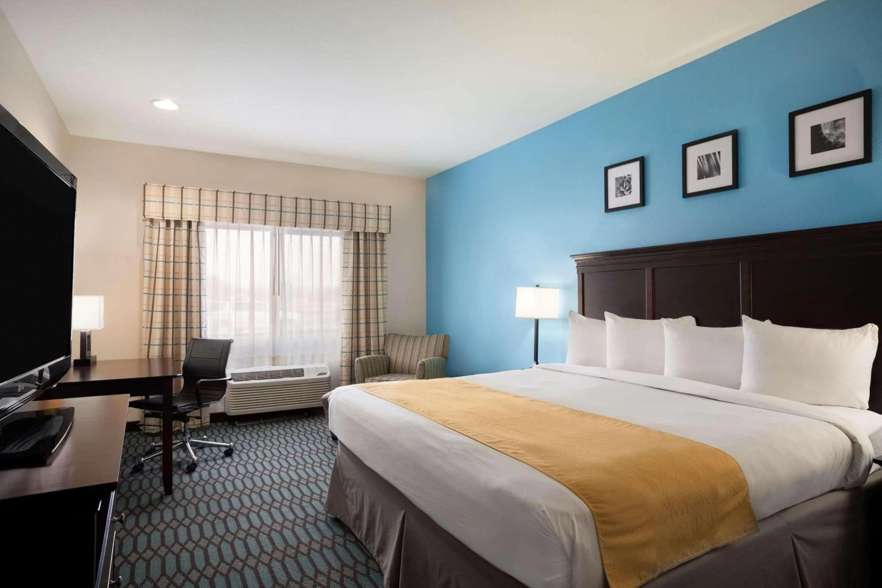 Bedroom, Bed in Country Inn & Suites by Radisson, Lubbock, TX