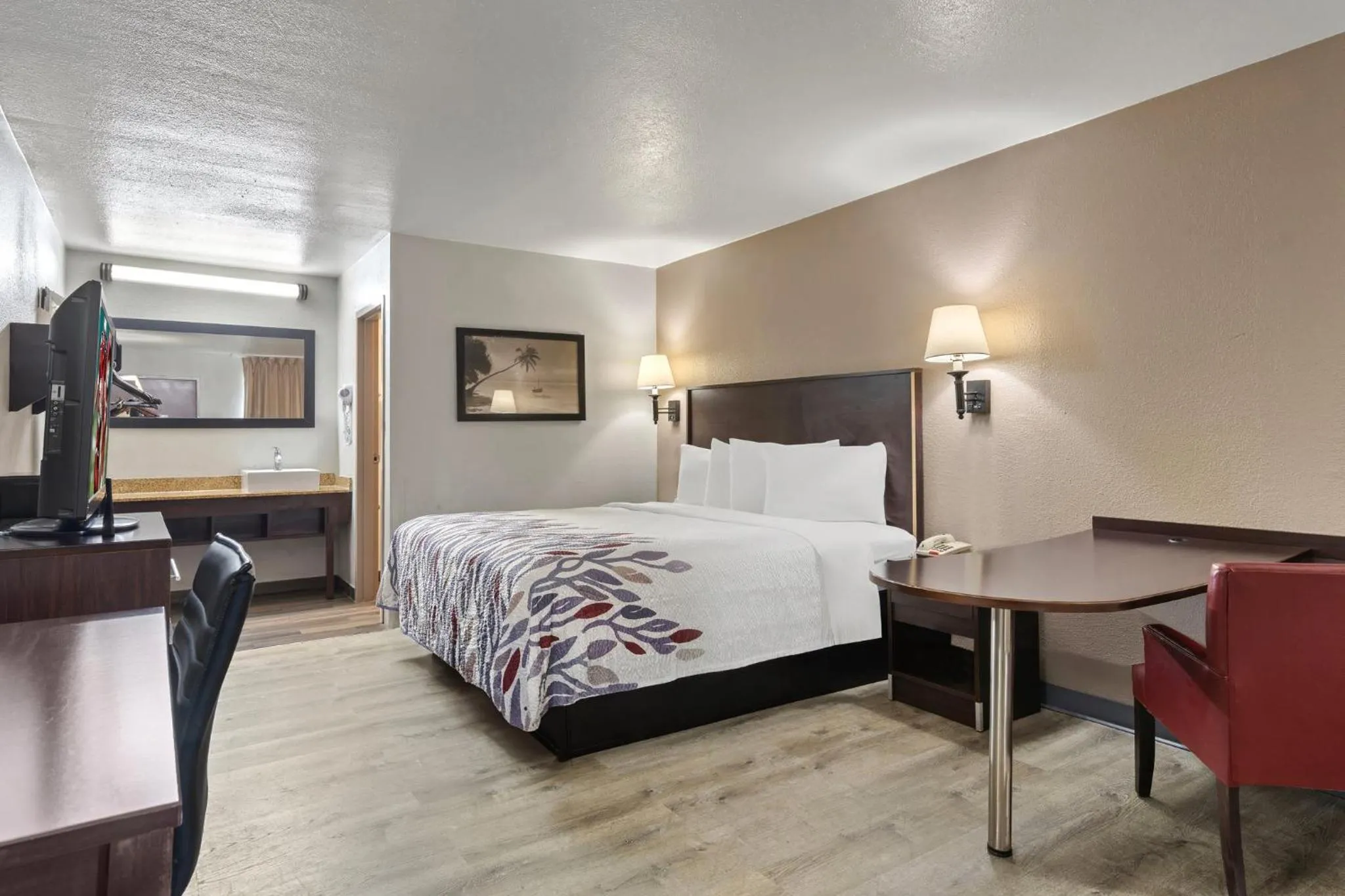 Photo of the whole room, Bed in Red Roof Inn Wilmington NC