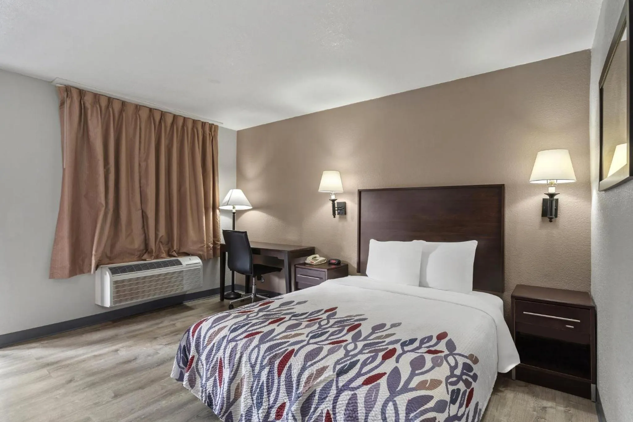 Photo of the whole room, Bed in Red Roof Inn Wilmington NC