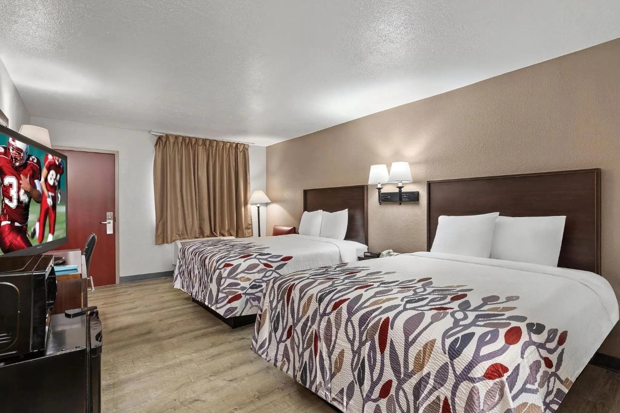 Photo of the whole room, Bed in Red Roof Inn Wilmington NC