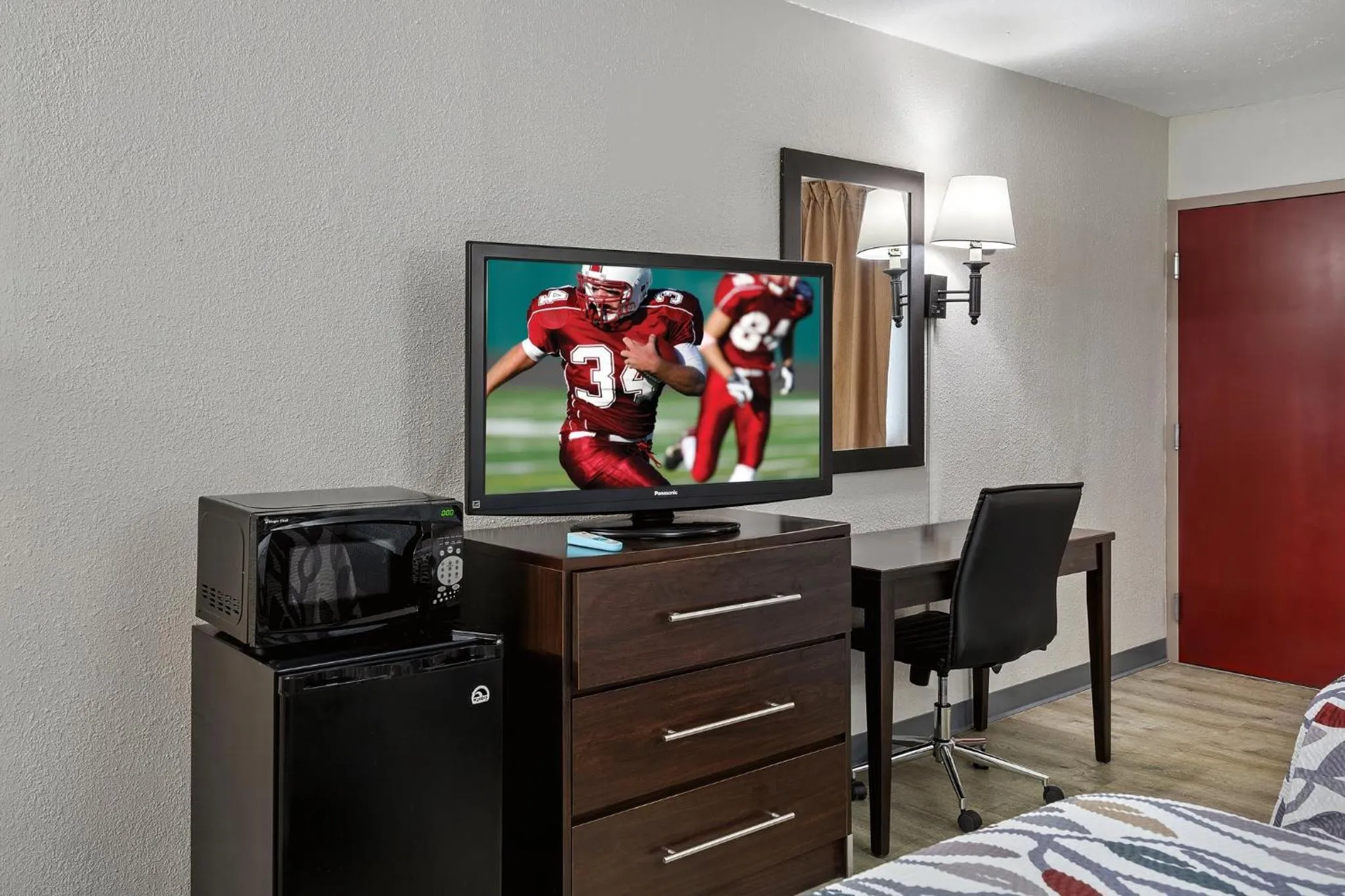 Photo of the whole room, Bed in Red Roof Inn Wilmington NC