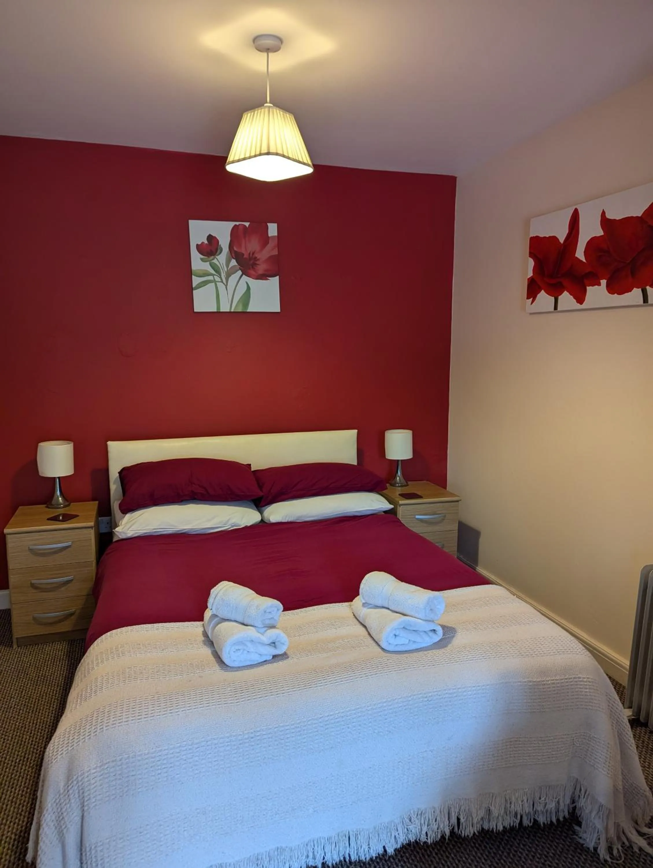 Bedroom, Bed in Railway Inn