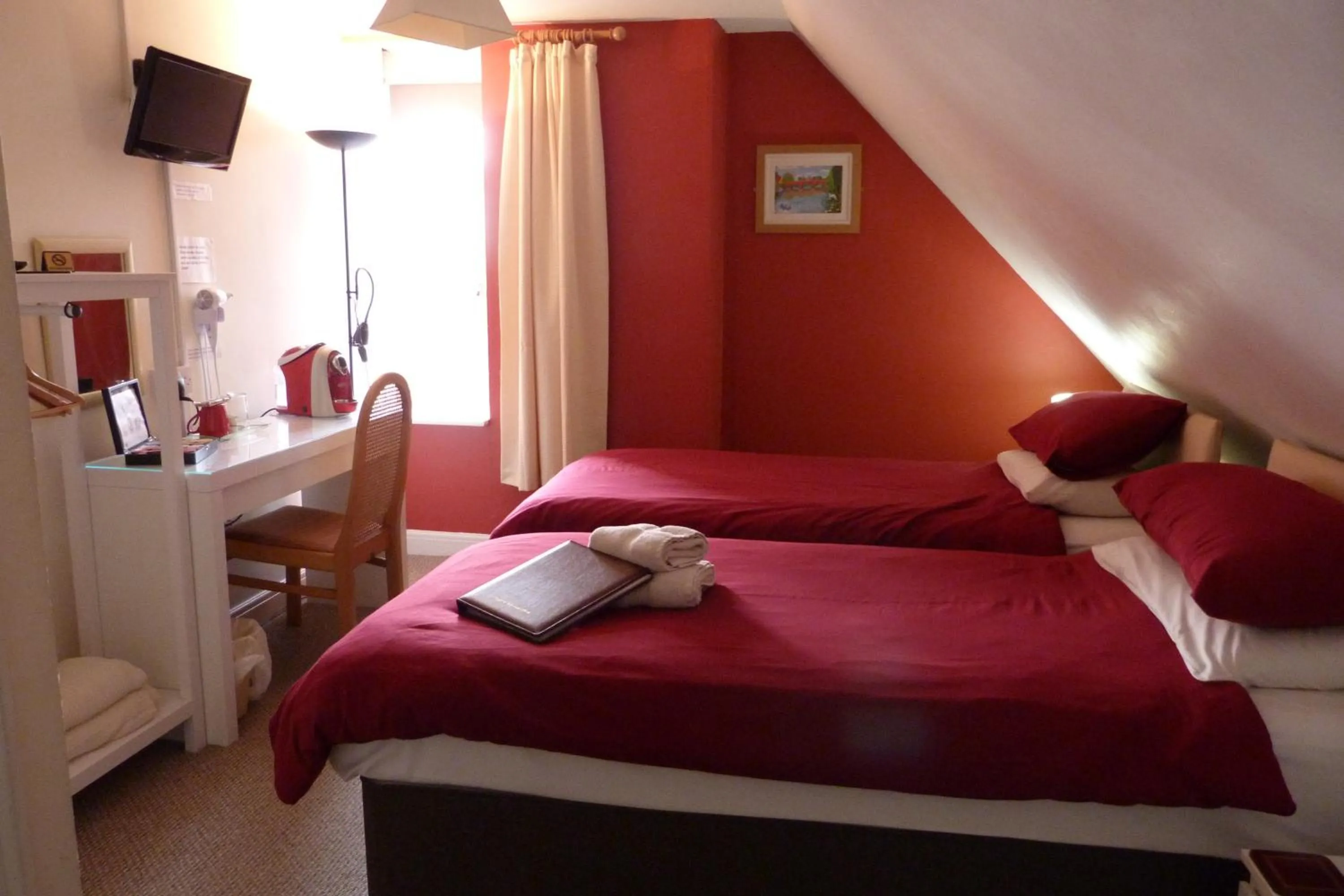 Bedroom, Bed in Railway Inn