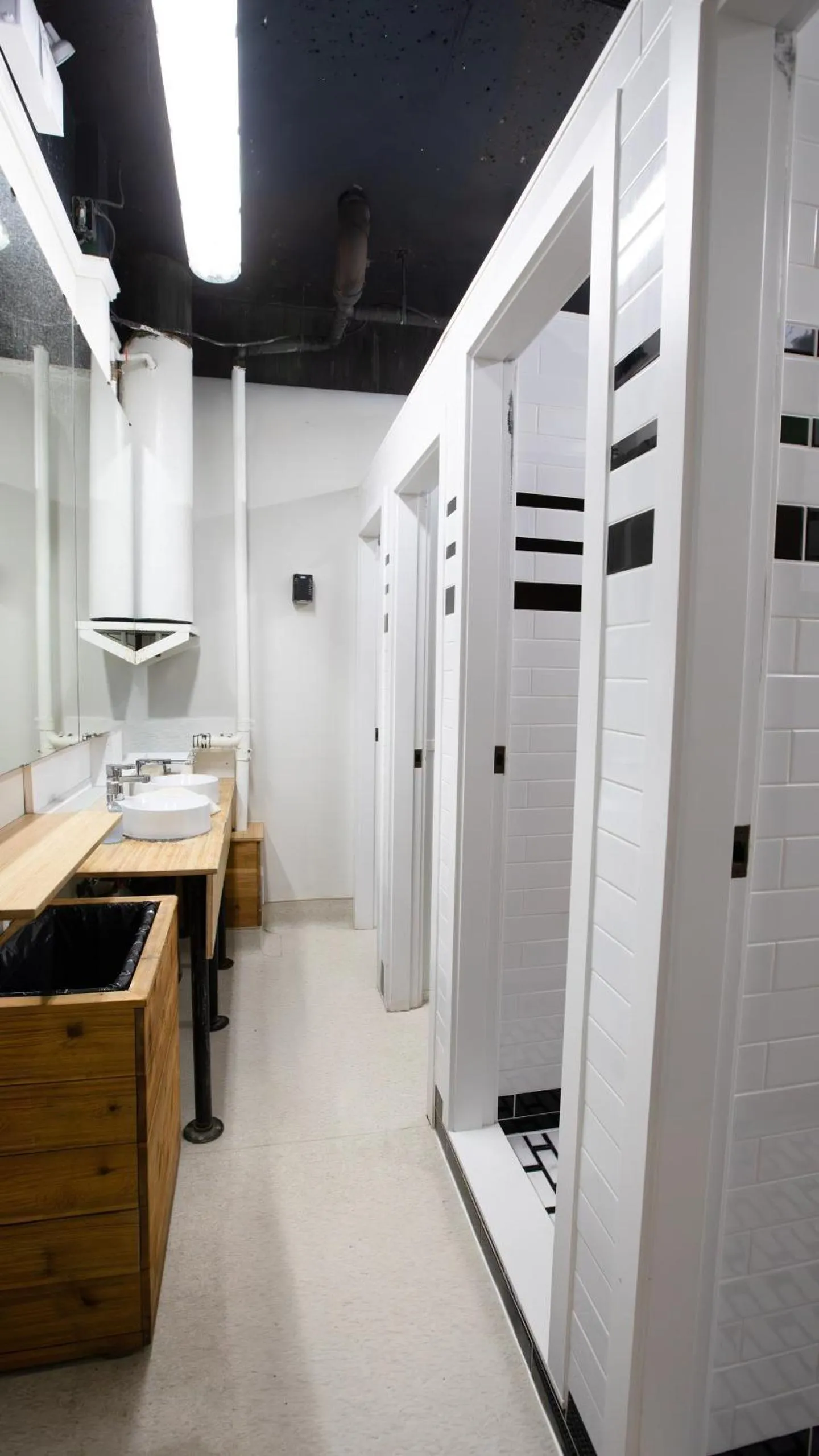 Shower in The Cambie Hostel Seymour