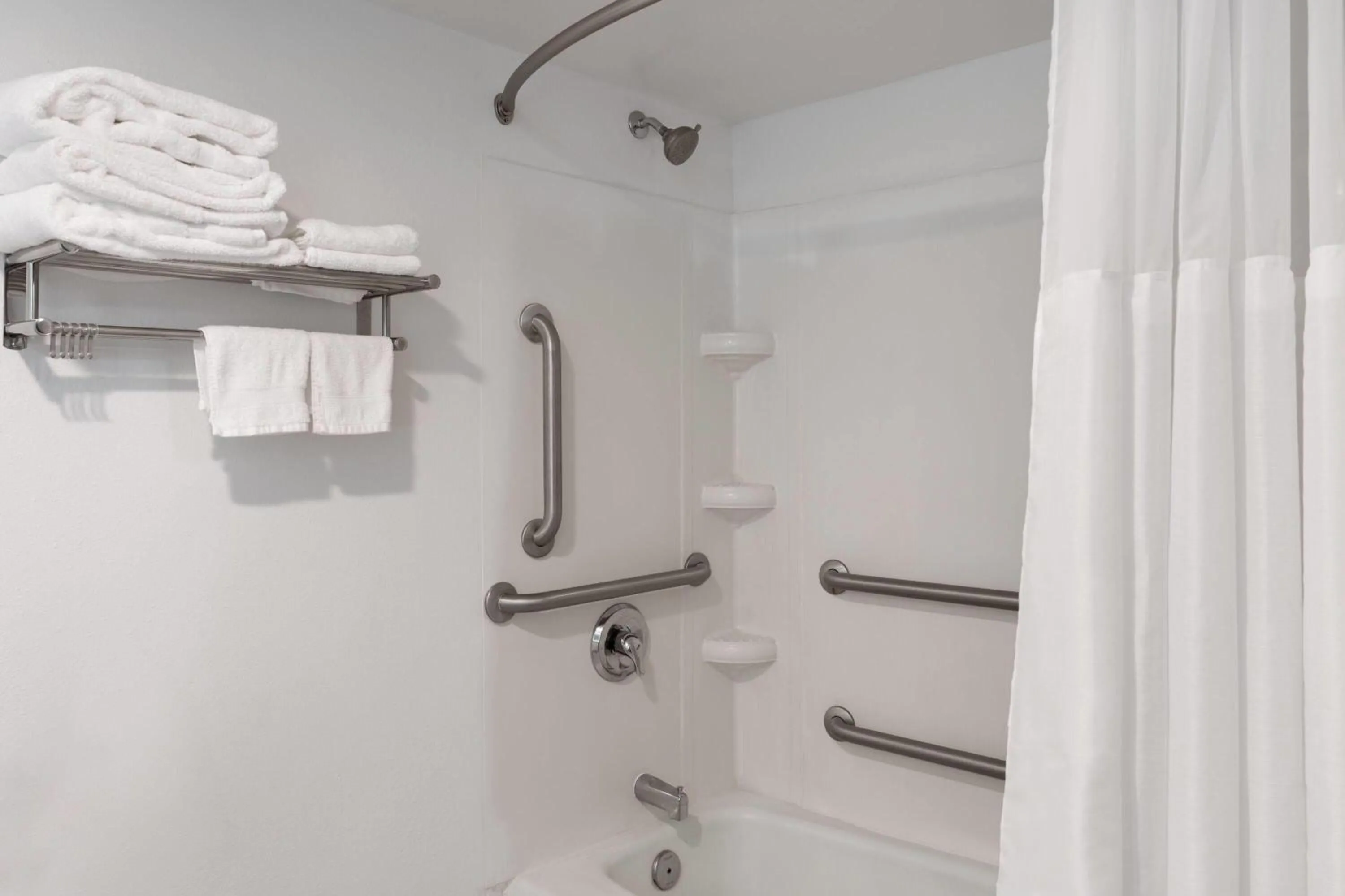 Bathroom in Days Hotel by Wyndham Williamsburg I-64