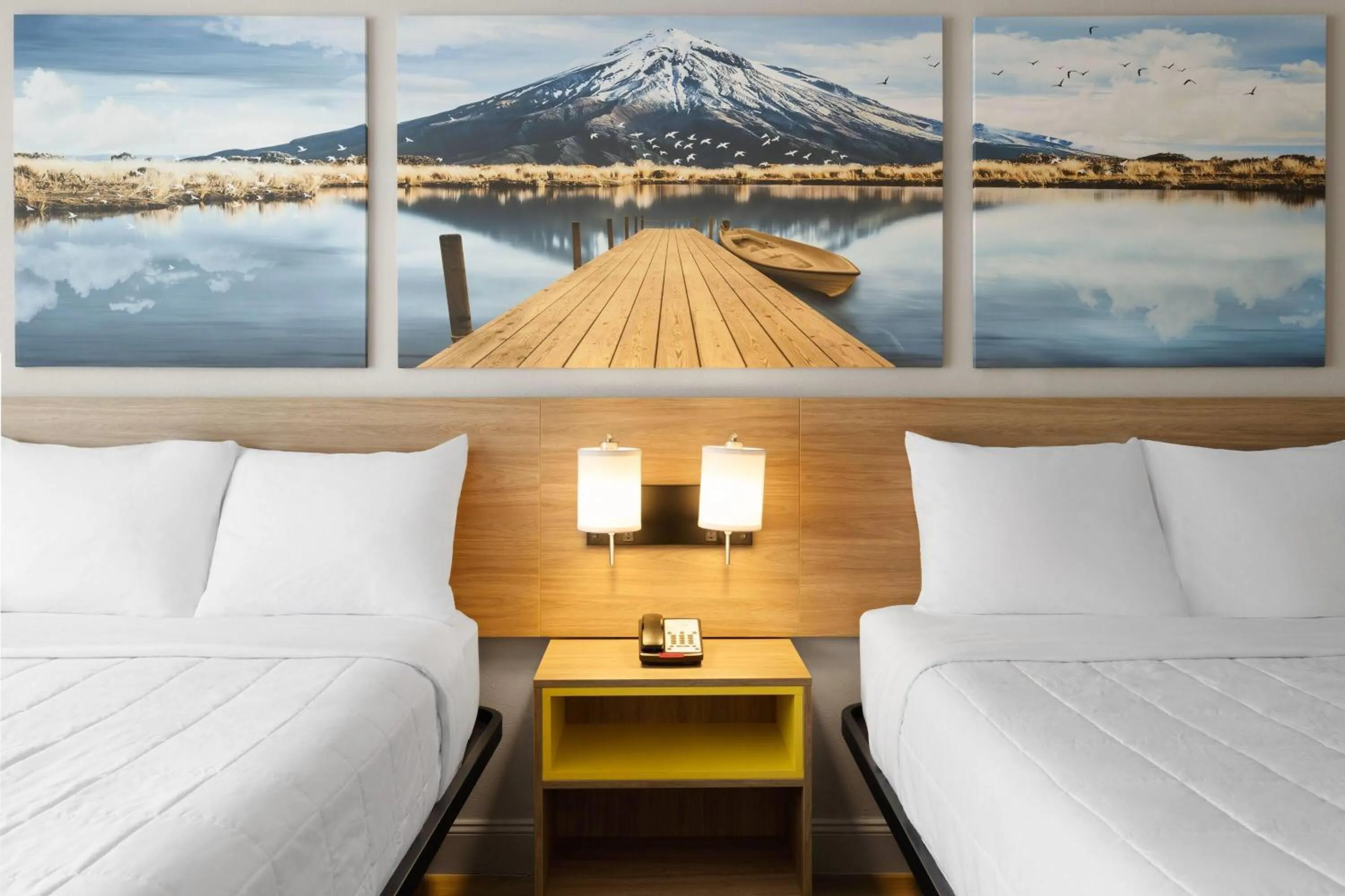 Photo of the whole room in Days Hotel by Wyndham Williamsburg I-64