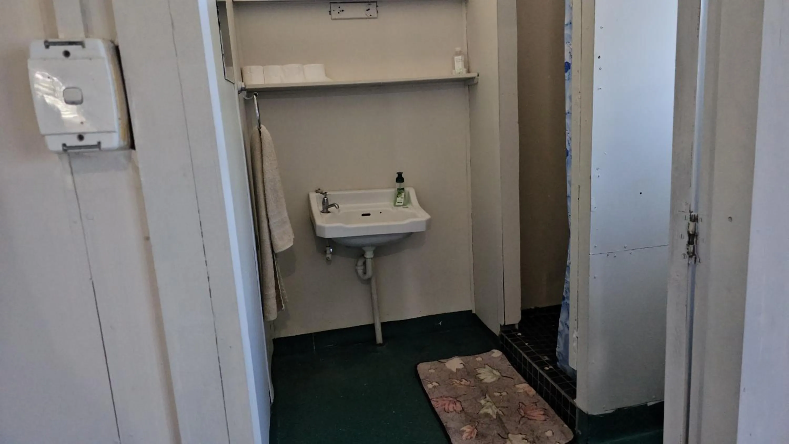 Bathroom in Heleni Jessop's Fatahega