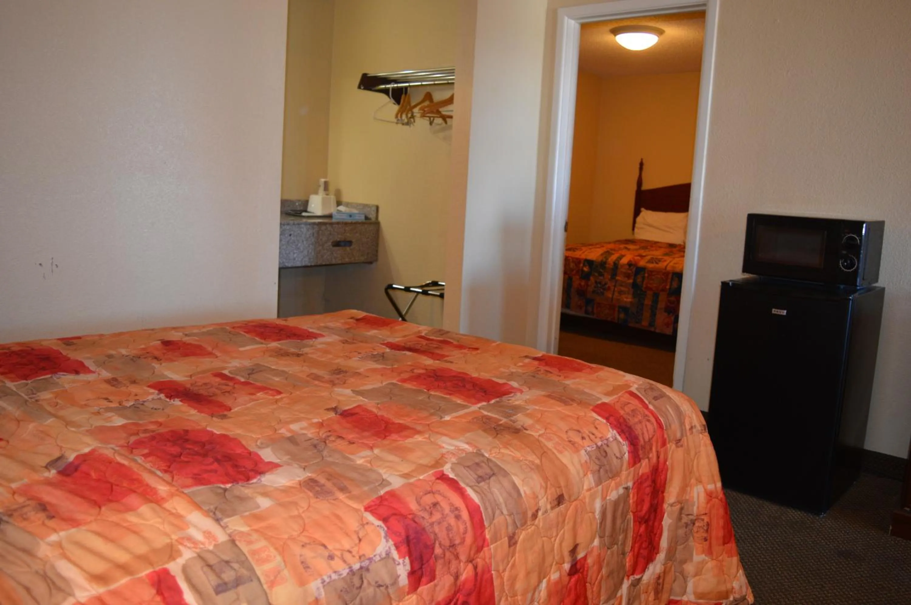 Bedroom, Bed in Knights Inn Greenville