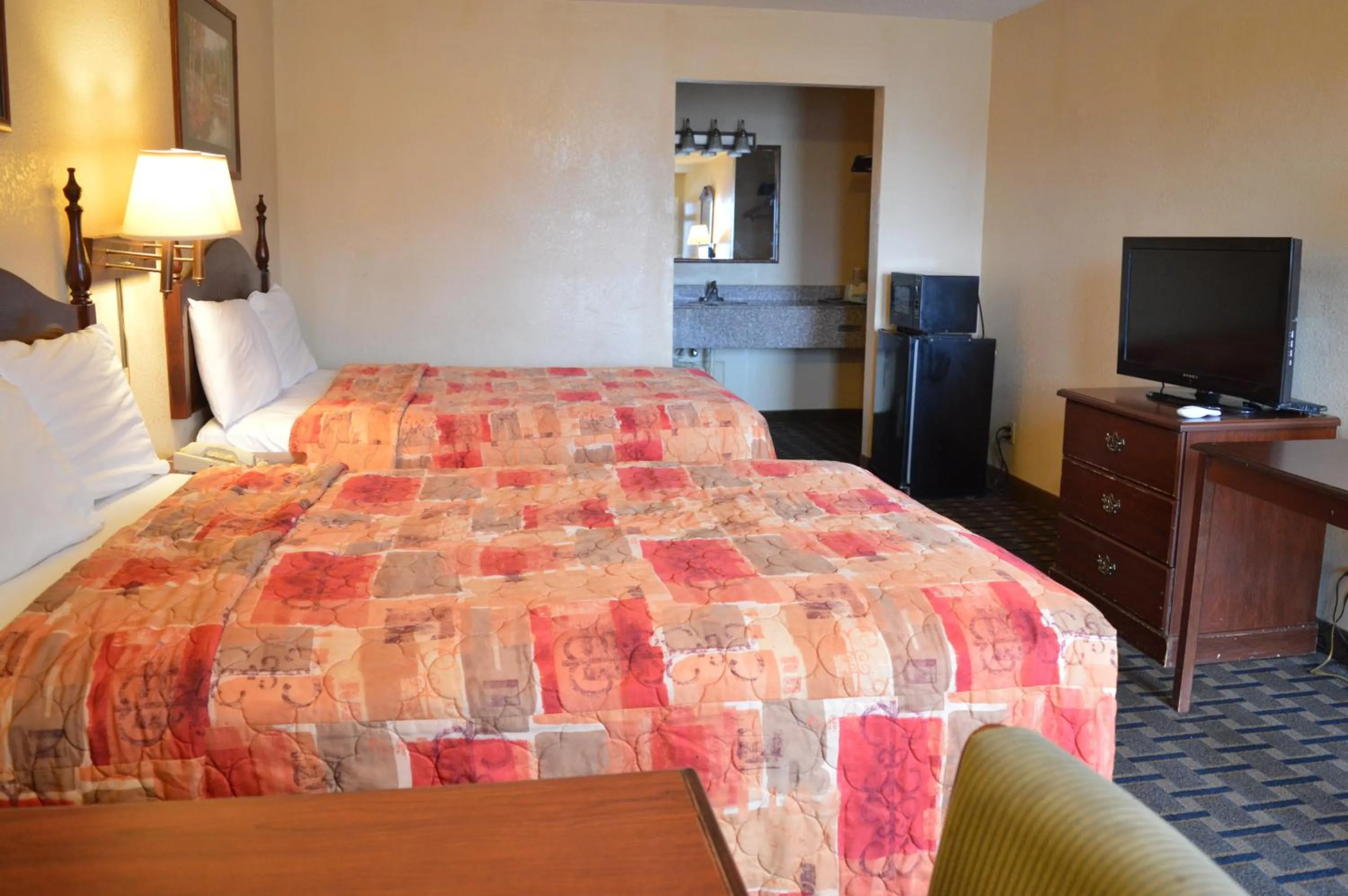 Bedroom, Bed in Knights Inn Greenville