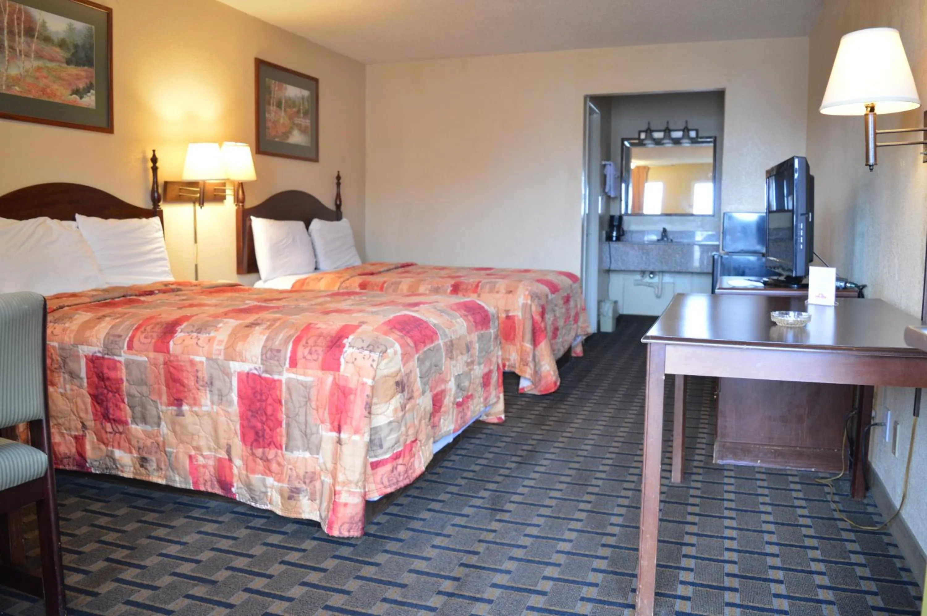 Bedroom, Bed in Knights Inn Greenville