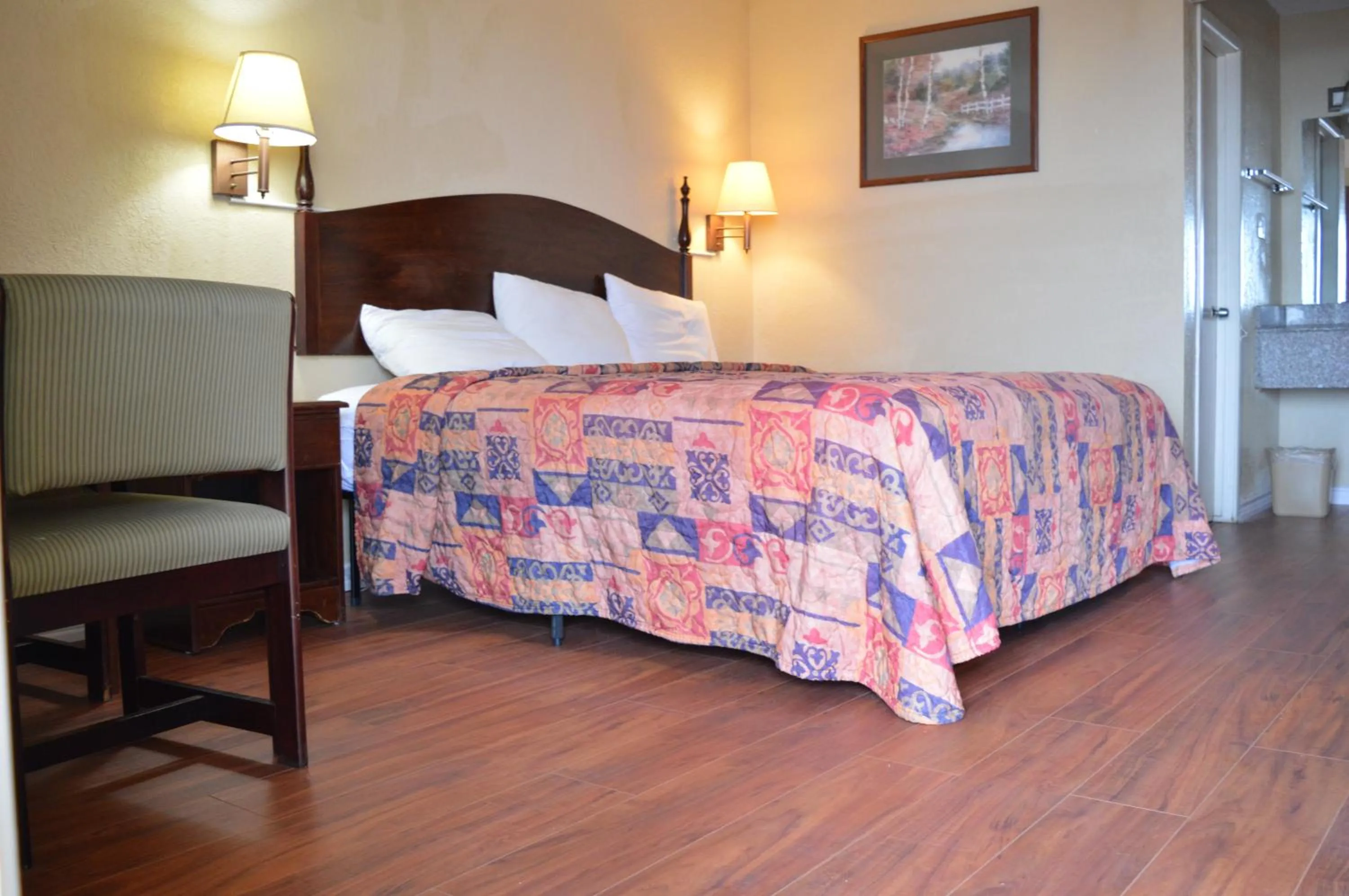 Bedroom, Bed in Knights Inn Greenville