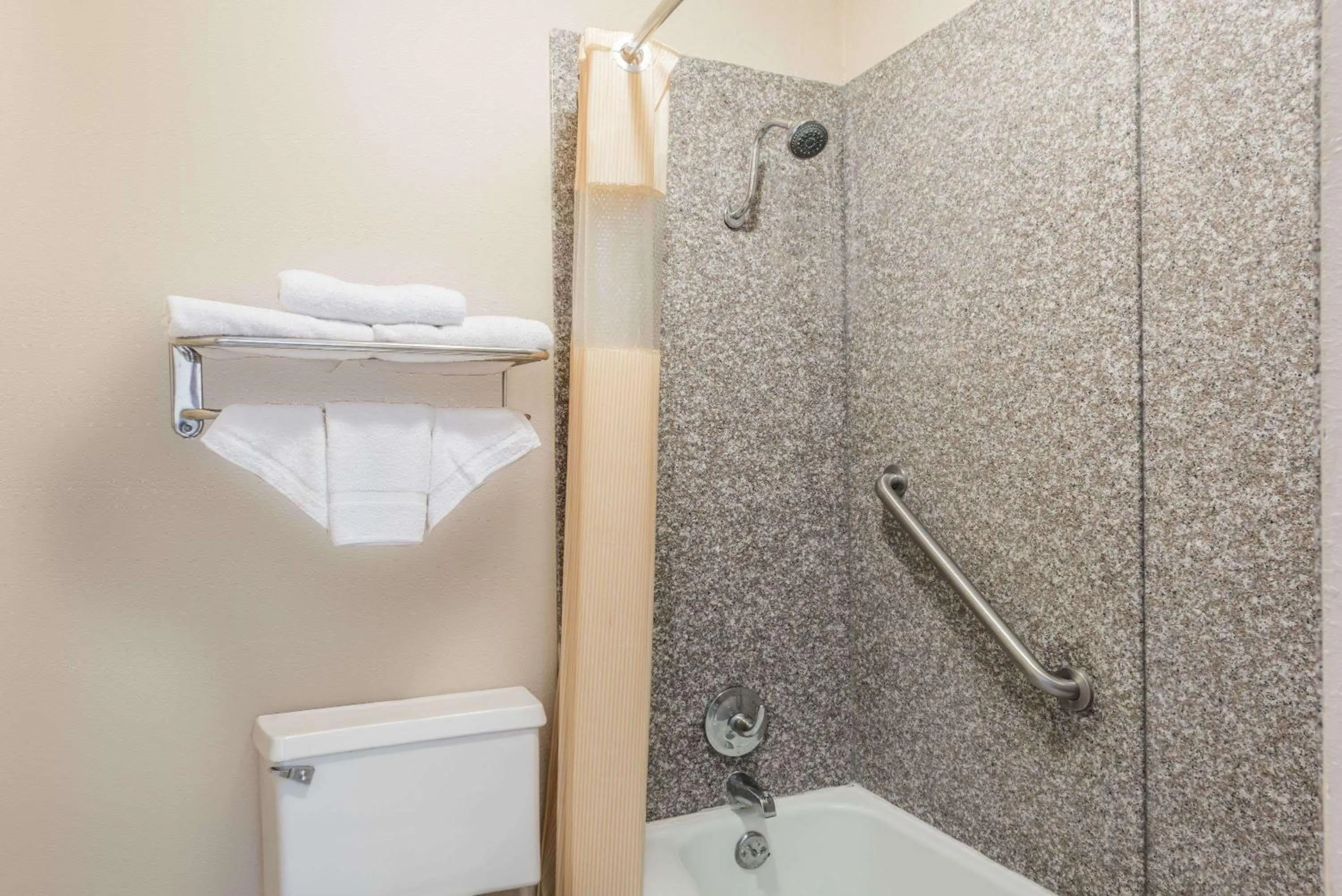 Photo of the whole room in Knights Inn Greenville